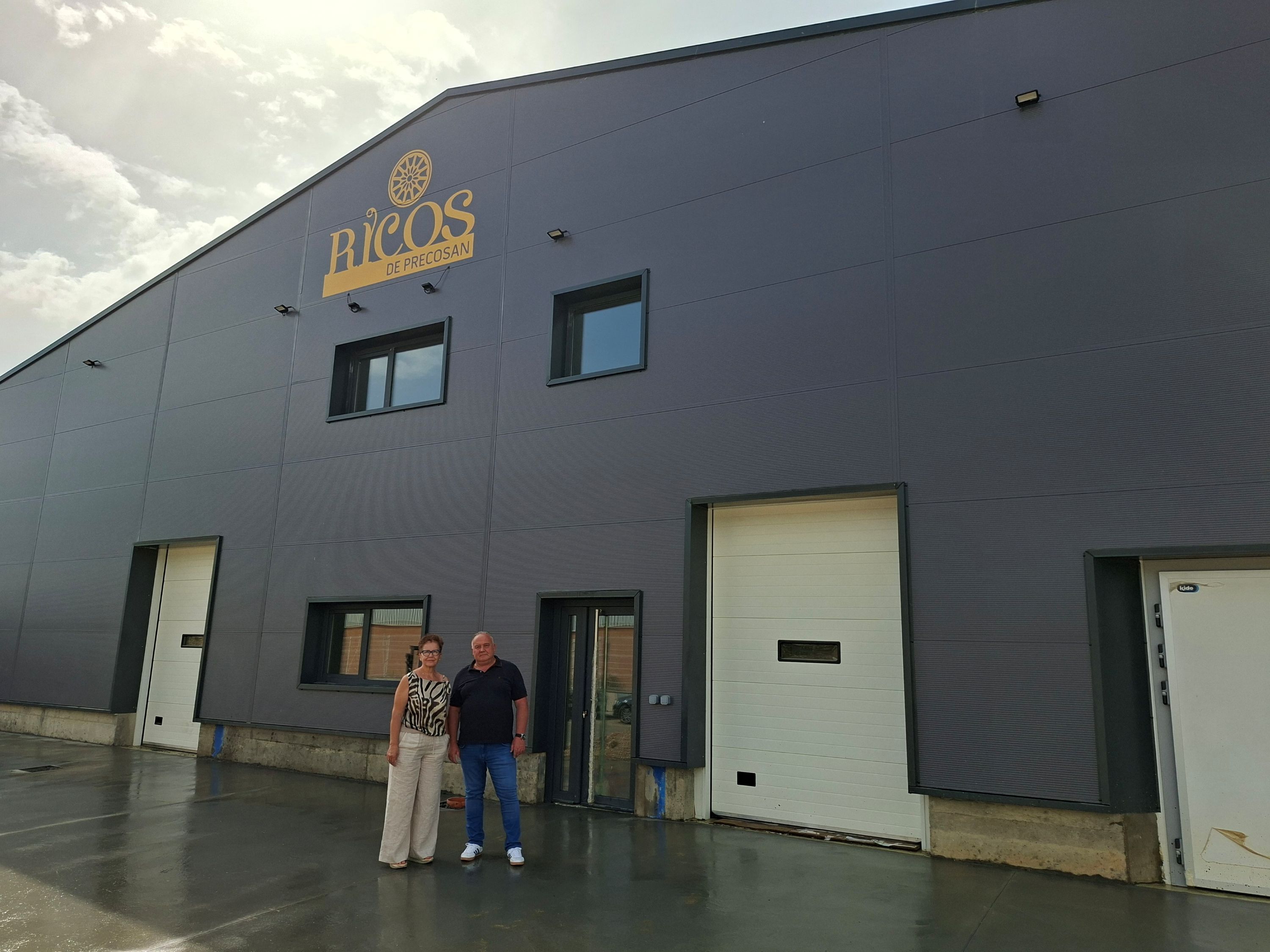 Los dueños de Precosan, junto a la nueva nave.