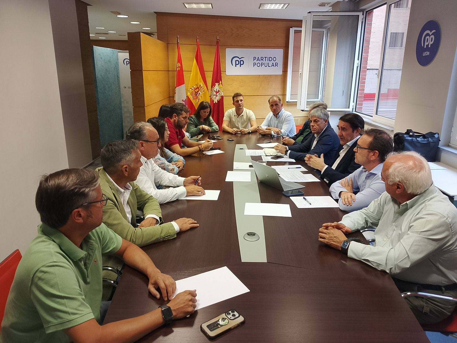 Reunión con diputados y procuradores del Partido Popular | L.N.C Reunión con diputados y procuradores del Partido Popular | L.N.C