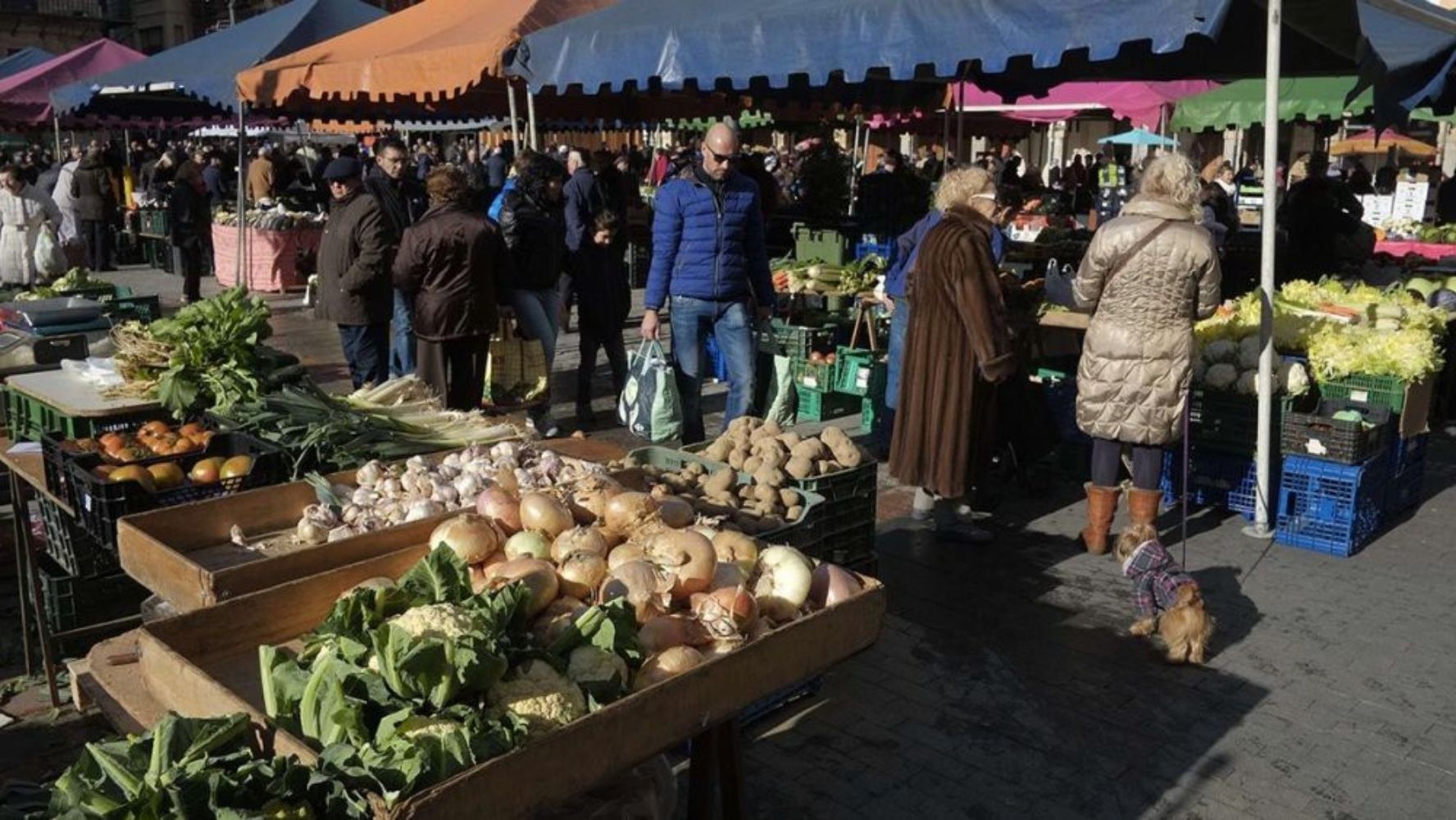 Una imagen de archivo del mercado en la plaza Mayor de León | L.N.C Una imagen de archivo del mercado en la plaza Mayor de León | L.N.C