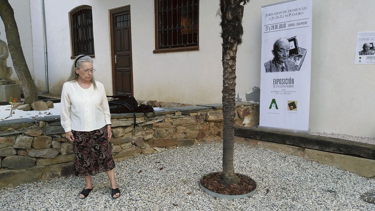 Una imagen de la viuda de Juan Luis Panero en la casa de la familia. | P.F.