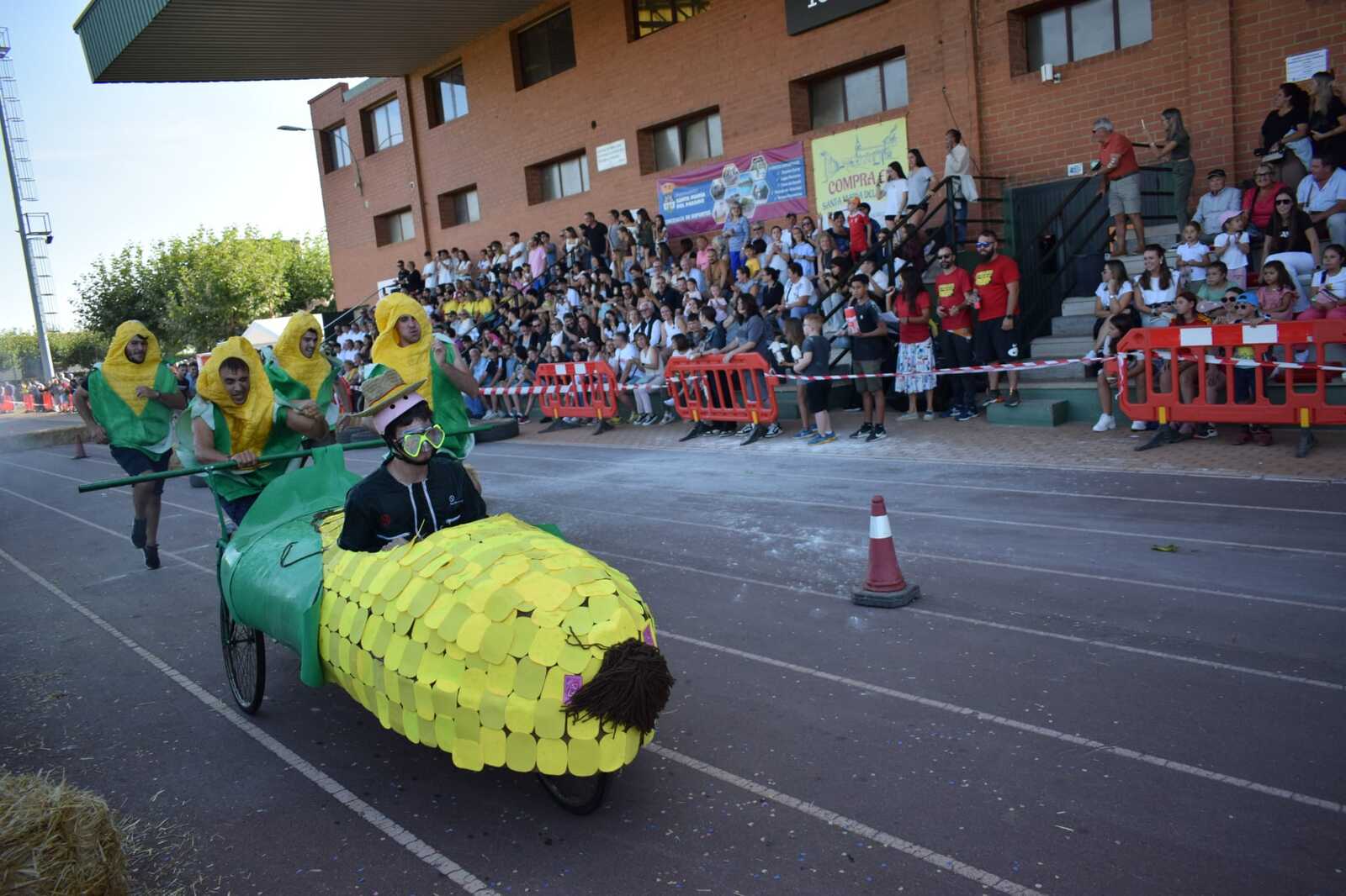 Carrera de camas de las fiestas del año pasado. | ALEJANDRO RODRÍGUEZ