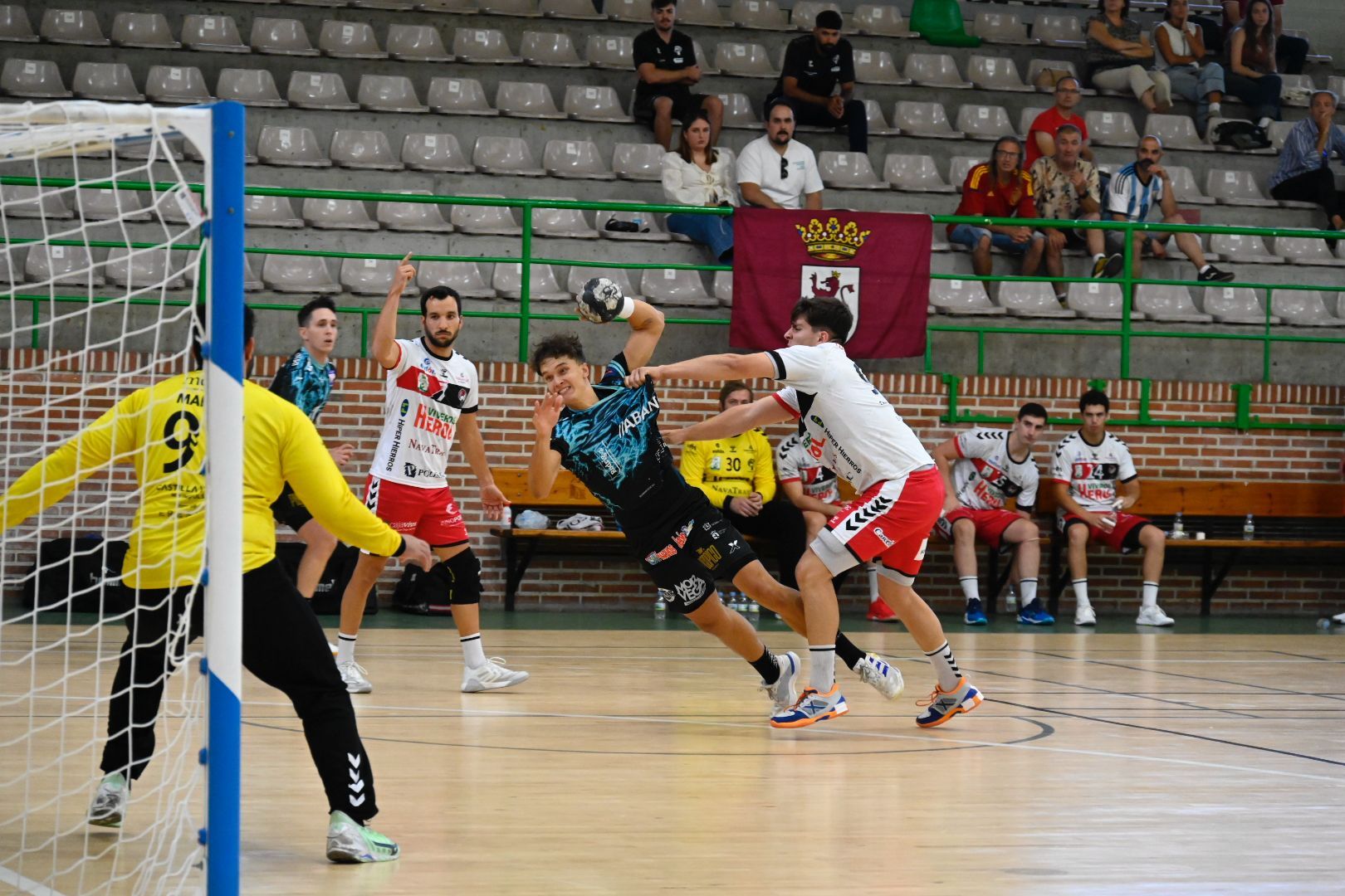 Wasiak lanza durante un amistoso veraniego entre el Ademar y el Nava en Astorga. | SAÚL ARÉN