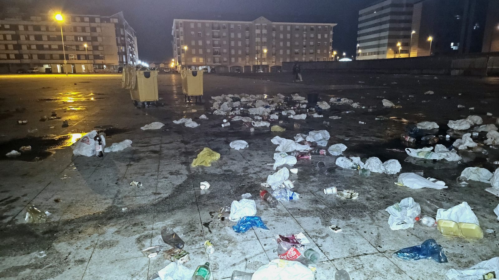 Basura en la explanada del antiguo Carrefour tras la verbena. | PROYECTO ORBANAJO