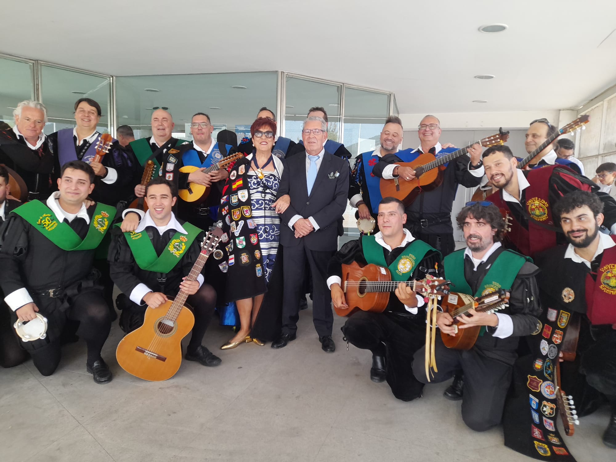 La pareja con la tuna a las puertas de la iglesia. | MAR IGLESIAS