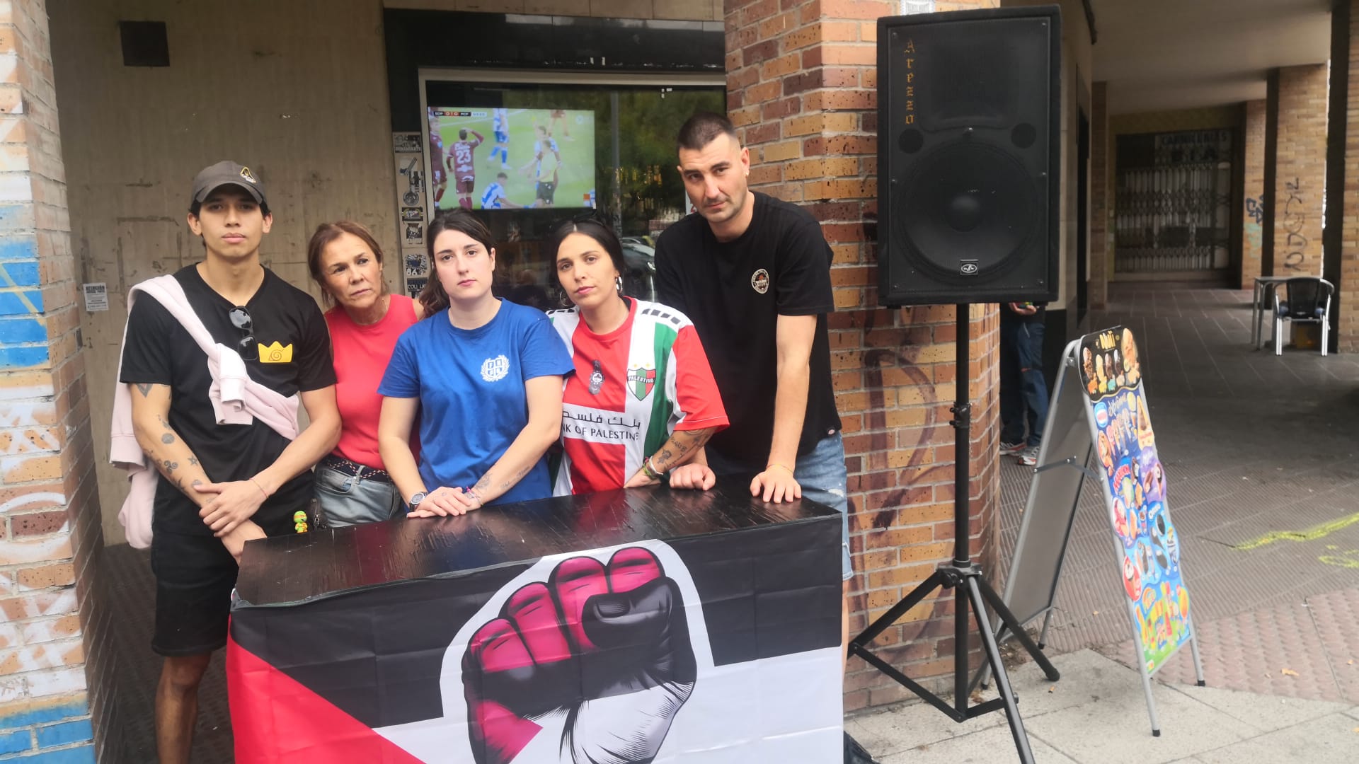 Los dueños, clientes y DJ en el Bar Impacto tras la cancelación del evento.