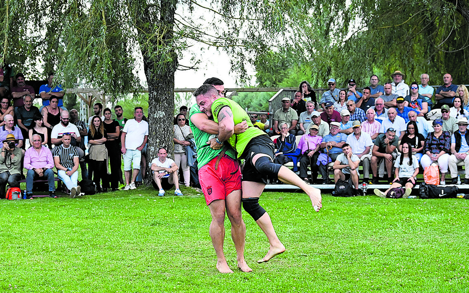 Moisés Vega, La Roca, luchó en su pueblo en semipesados y derrotó en la final al líder, Adri SAÜL ARËN