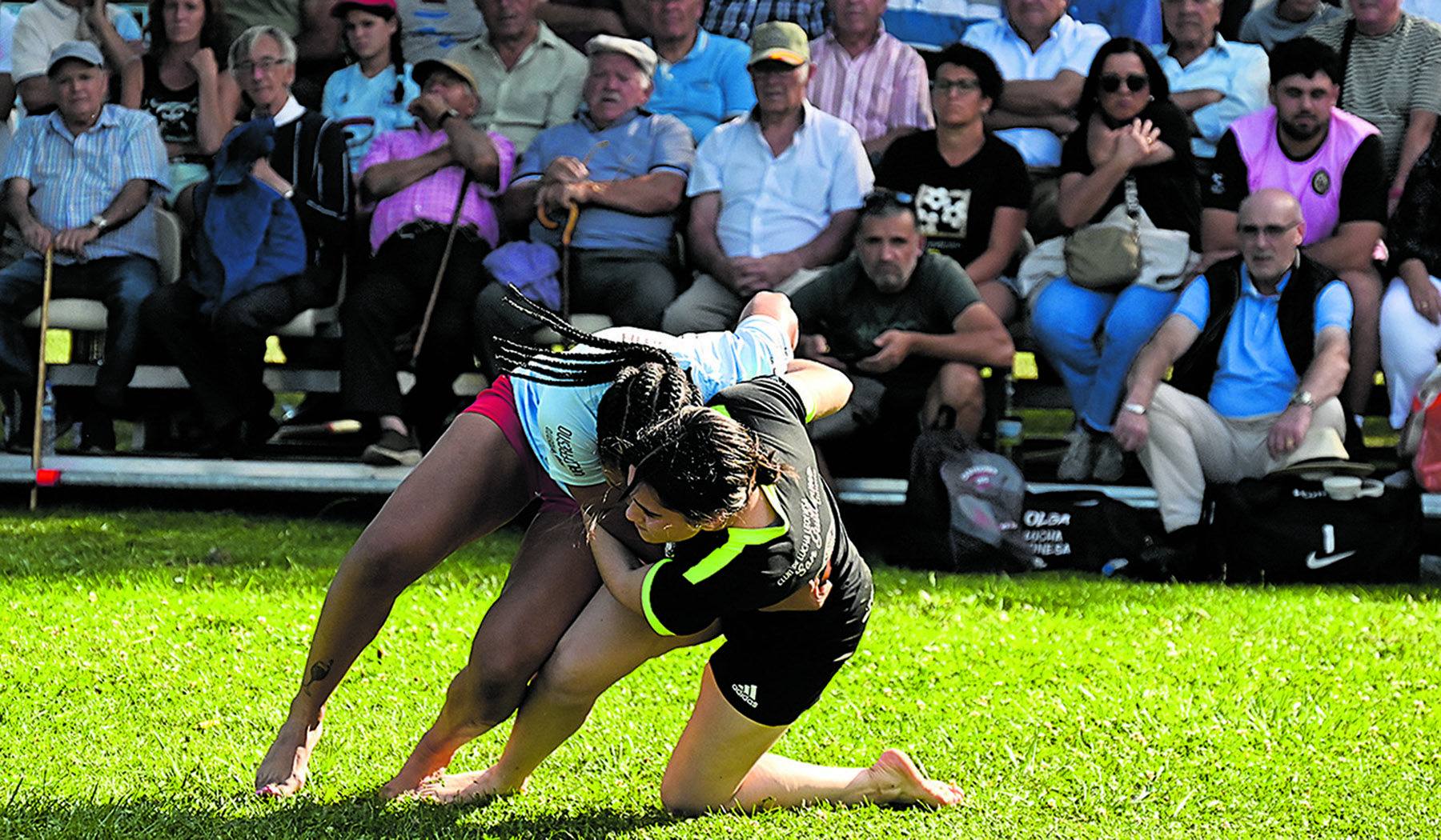 Luzma Carcedo, en la imagen con Lucía Cuesta, sumó un nuevo corro en Cistierna SAÜL ARËN