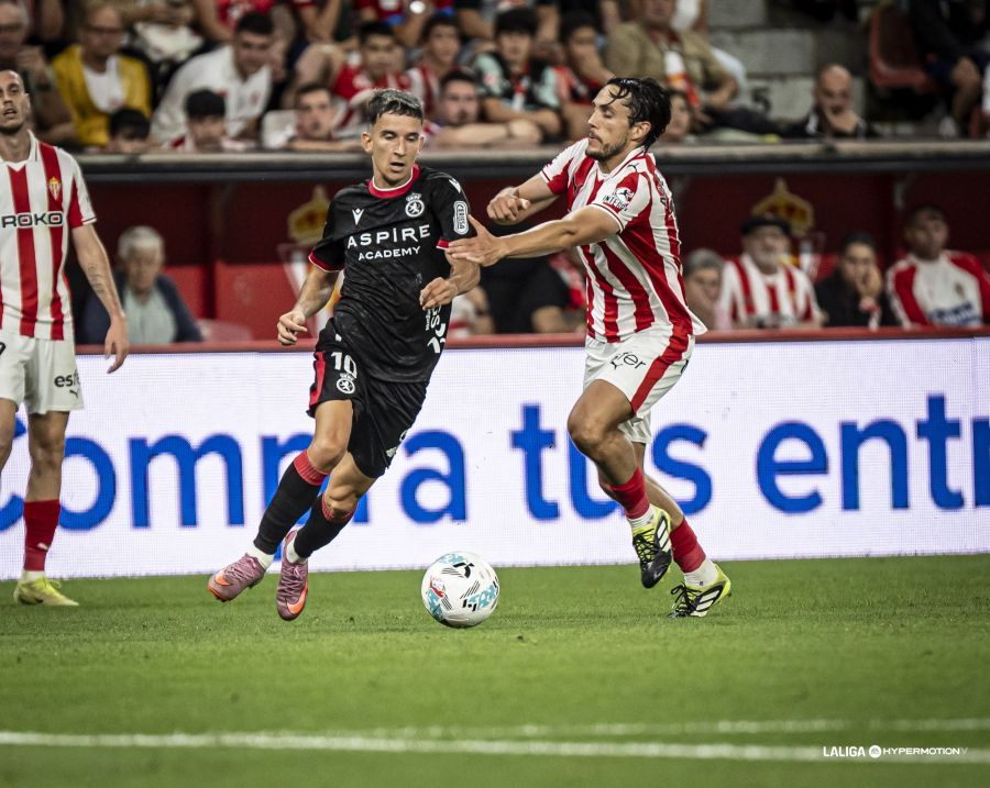 Chacón intenta zafarse del defensor en el Sporting - Cultural. | LALIGA
