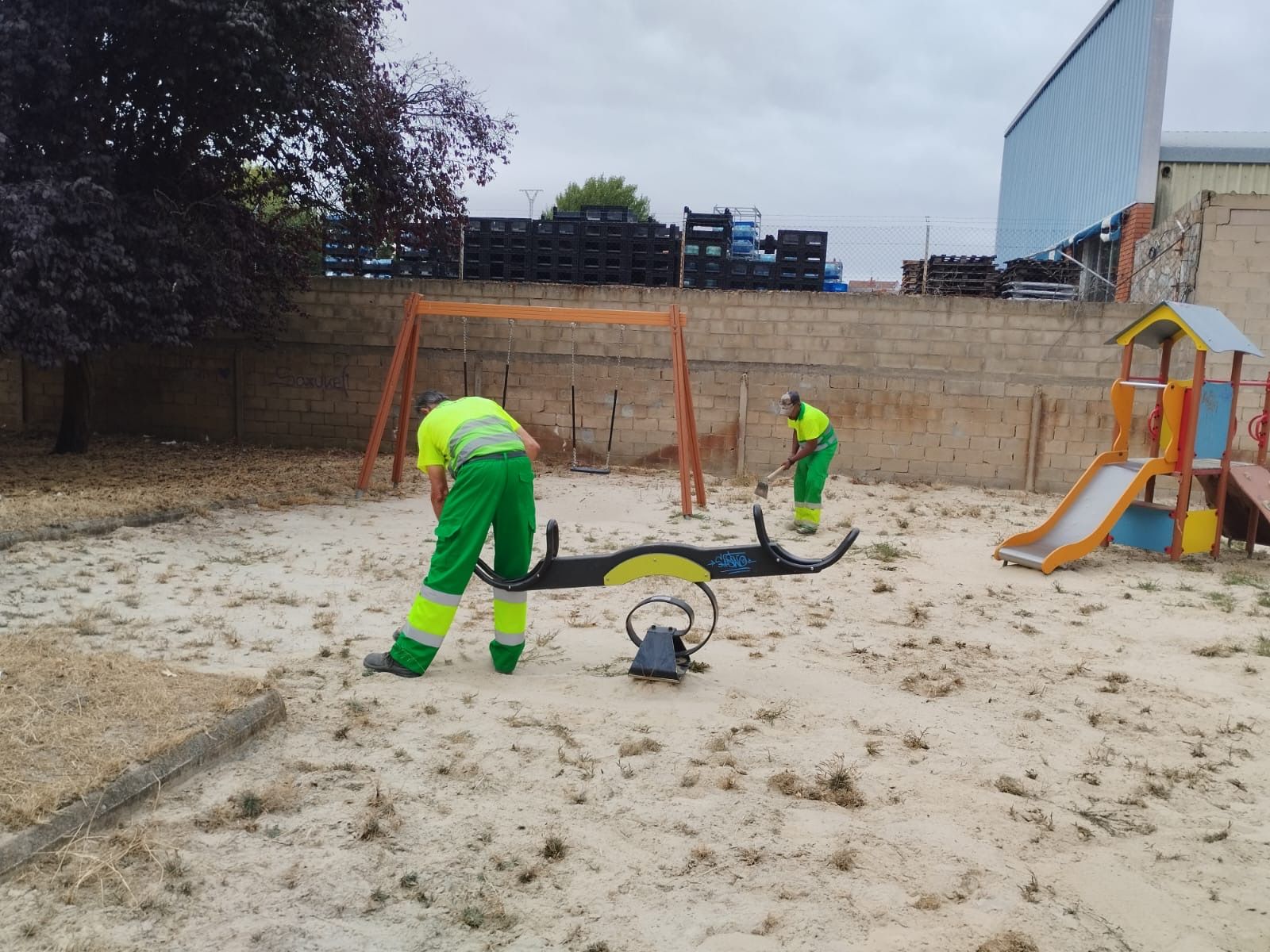 Operarios municipales realizan tareas de mantenimiento en un parque infantil de San Andrés del Rabanedo | L.N.C. Operarios municipales realizan tareas de mantenimiento en un parque infantil de San Andrés del Rabanedo | L.N.C.