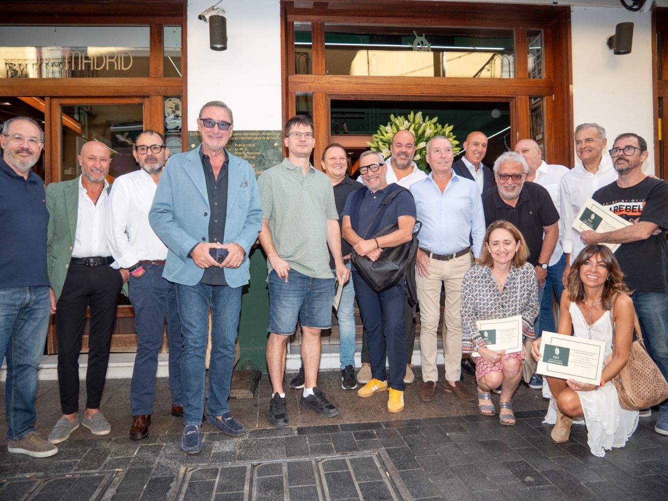 Los ganadores del Certamen junto con asistentes al acto | VICENTE GARCIA 