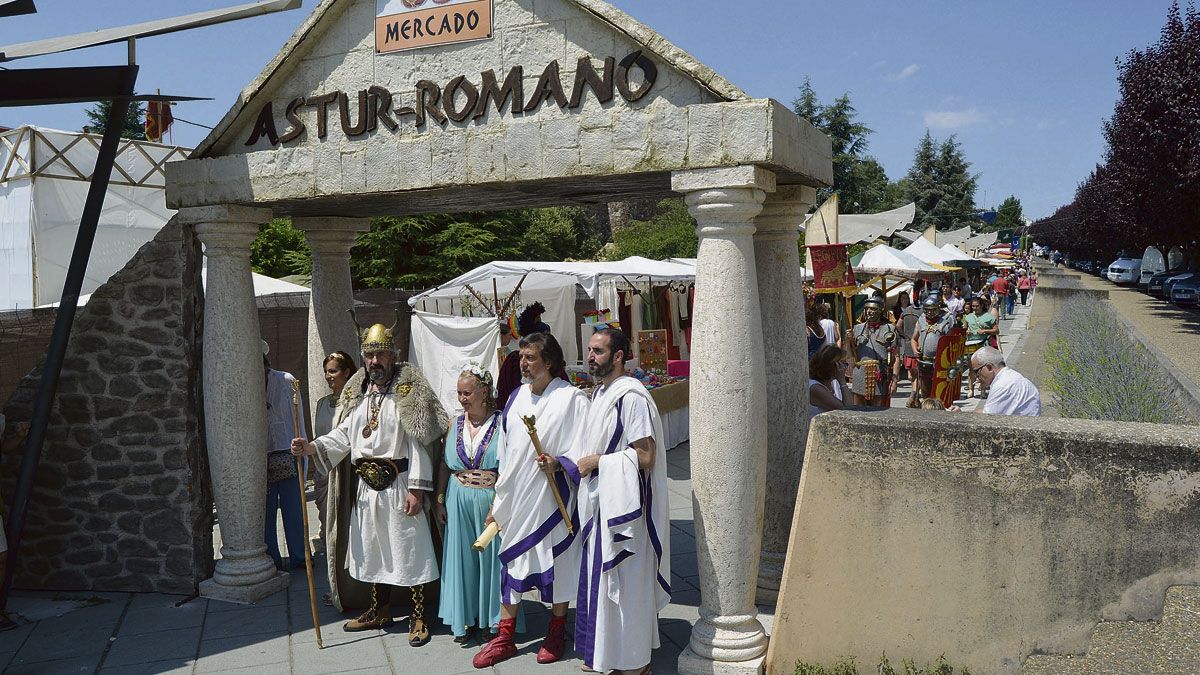 Un momento de la inauguración del mercado astur-romano, en el campamento del Melgar. | P.F.