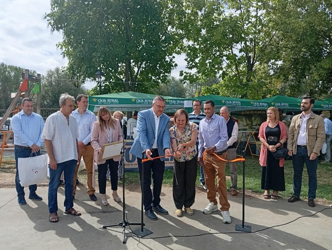 Momento de la inauguración de  XIV Feria de Artesanía ‘Jaime Díez Fernández’ en Lorenzana. | E. NIÑOO