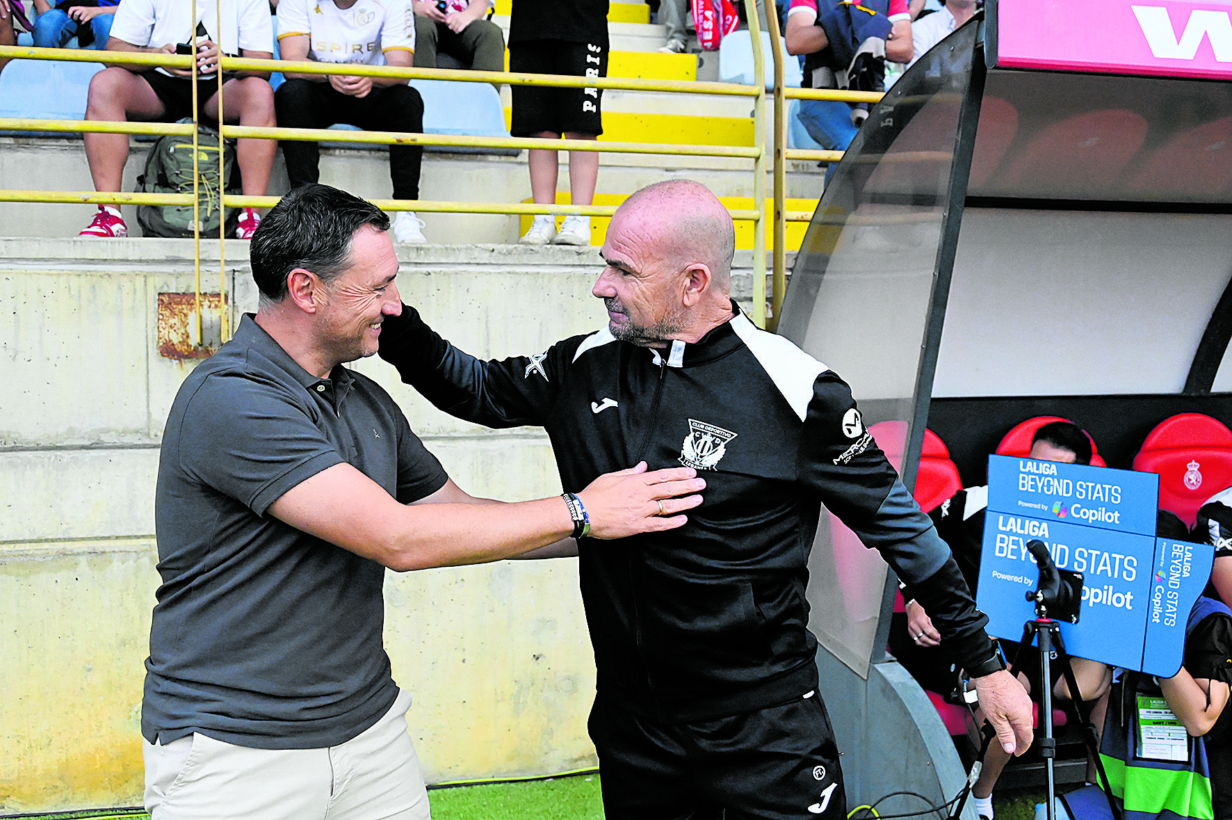Llona se saluda con el técnico visitante. | SAÚL ARÉN