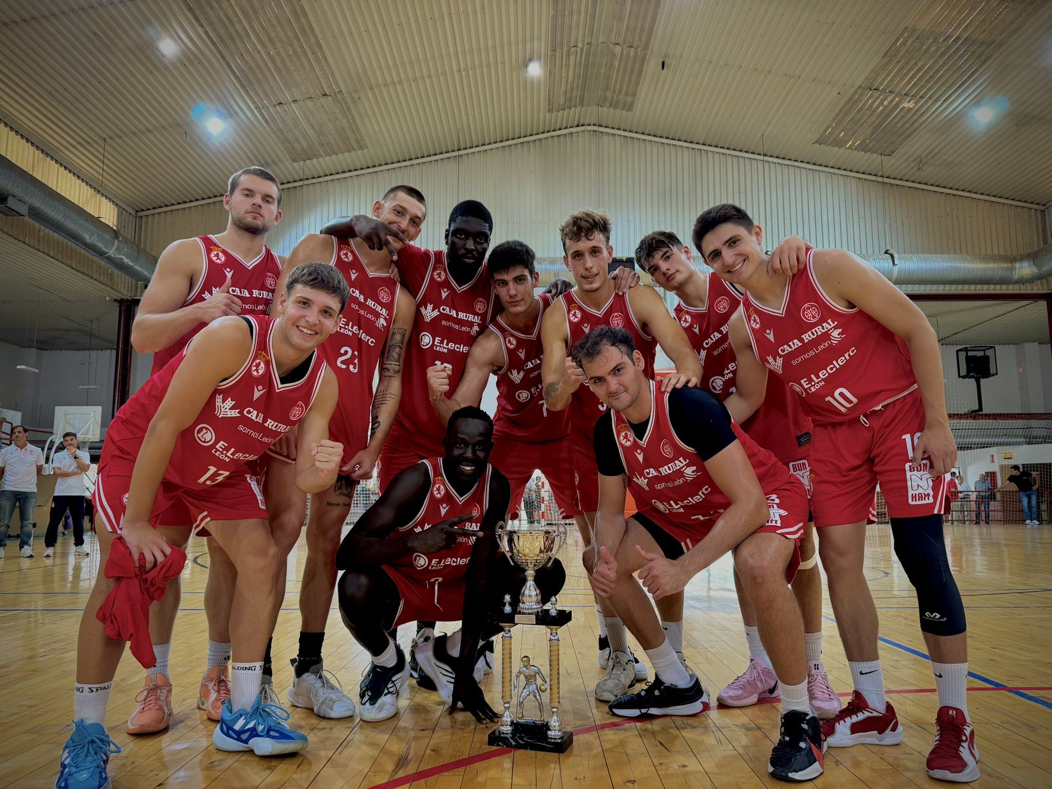 La plantilla de la Cultural, con el trofeo del torneo en La Bañeza. | CULTUBASKET