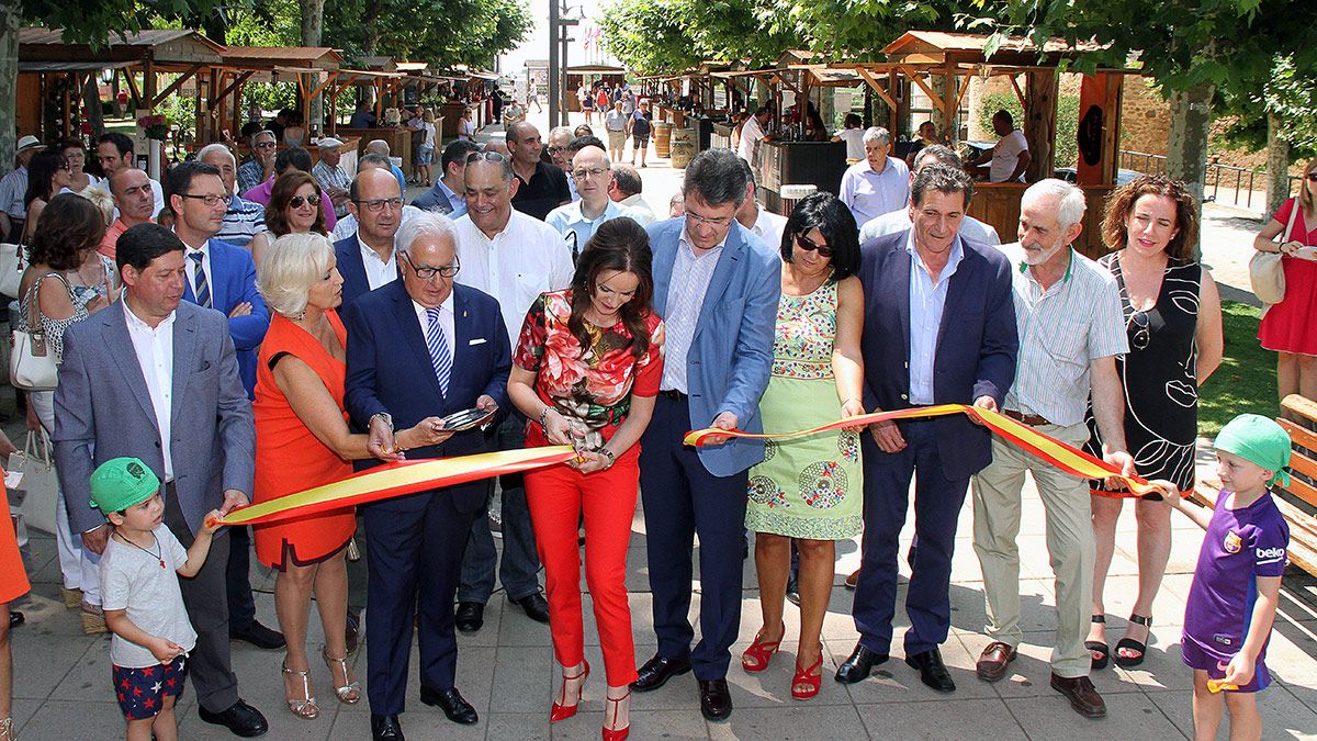 Silvia Clemente, presidenta de las Cortes de Castilla y León, fue la encargada de cortar la cinta inaugural de la Feria delVino. | ICAL