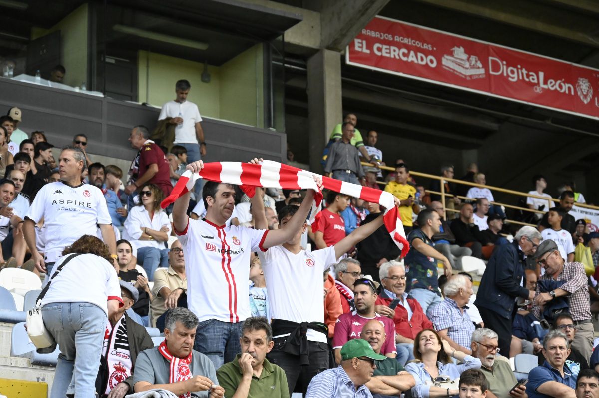 Imagen de aficionados de la Cultural en el partido frente al Leganés. | SAÚL ARÉN