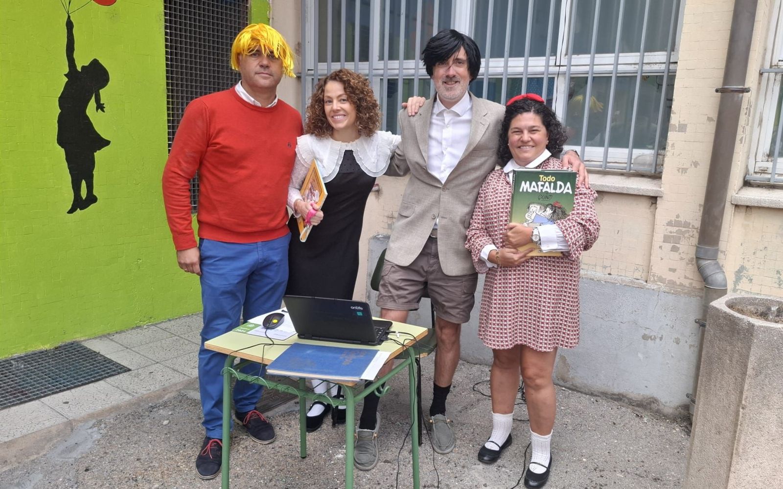 Profesores del Ceip San Claudio sorprendieron a sus alumnos con disfraces de literatura de humor en la vuelta al cole | L.N.C