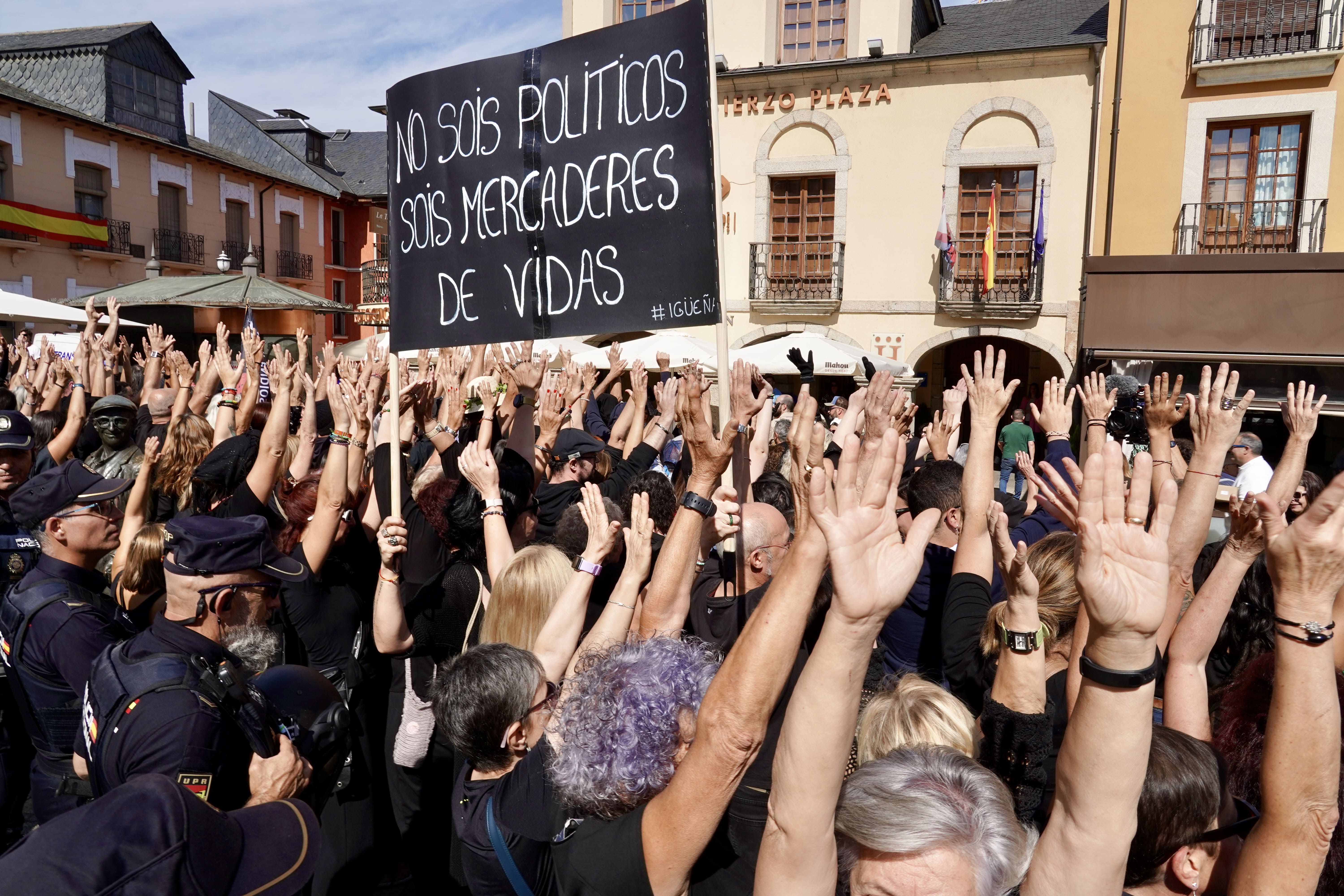 Protestantes en la Plaza del Ayuntamiento de Ponferrada. | CAMPILLO (ICAL)