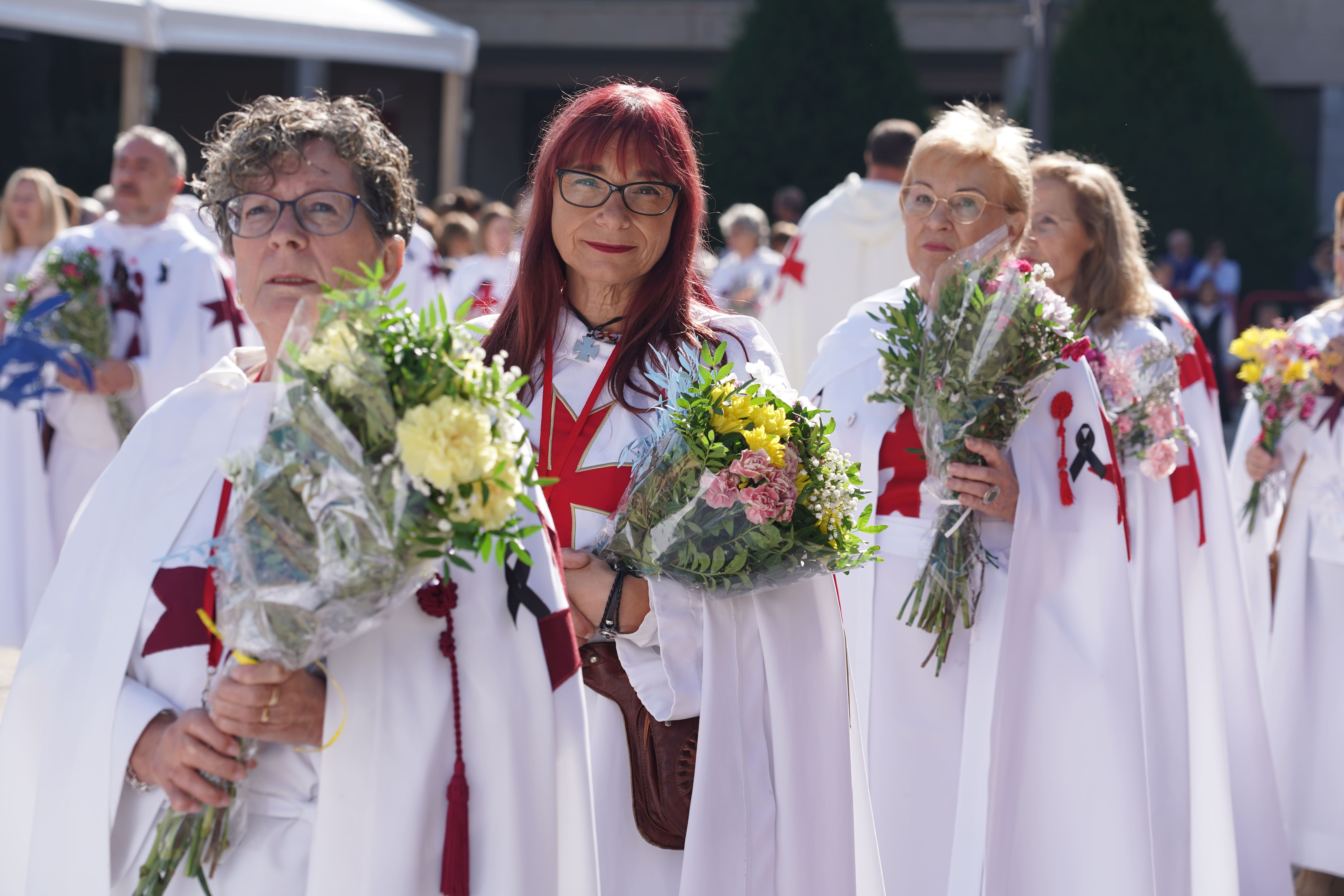Ofrenda floral a la Virgen de la Encina. | CAMPILLO (ICAL)