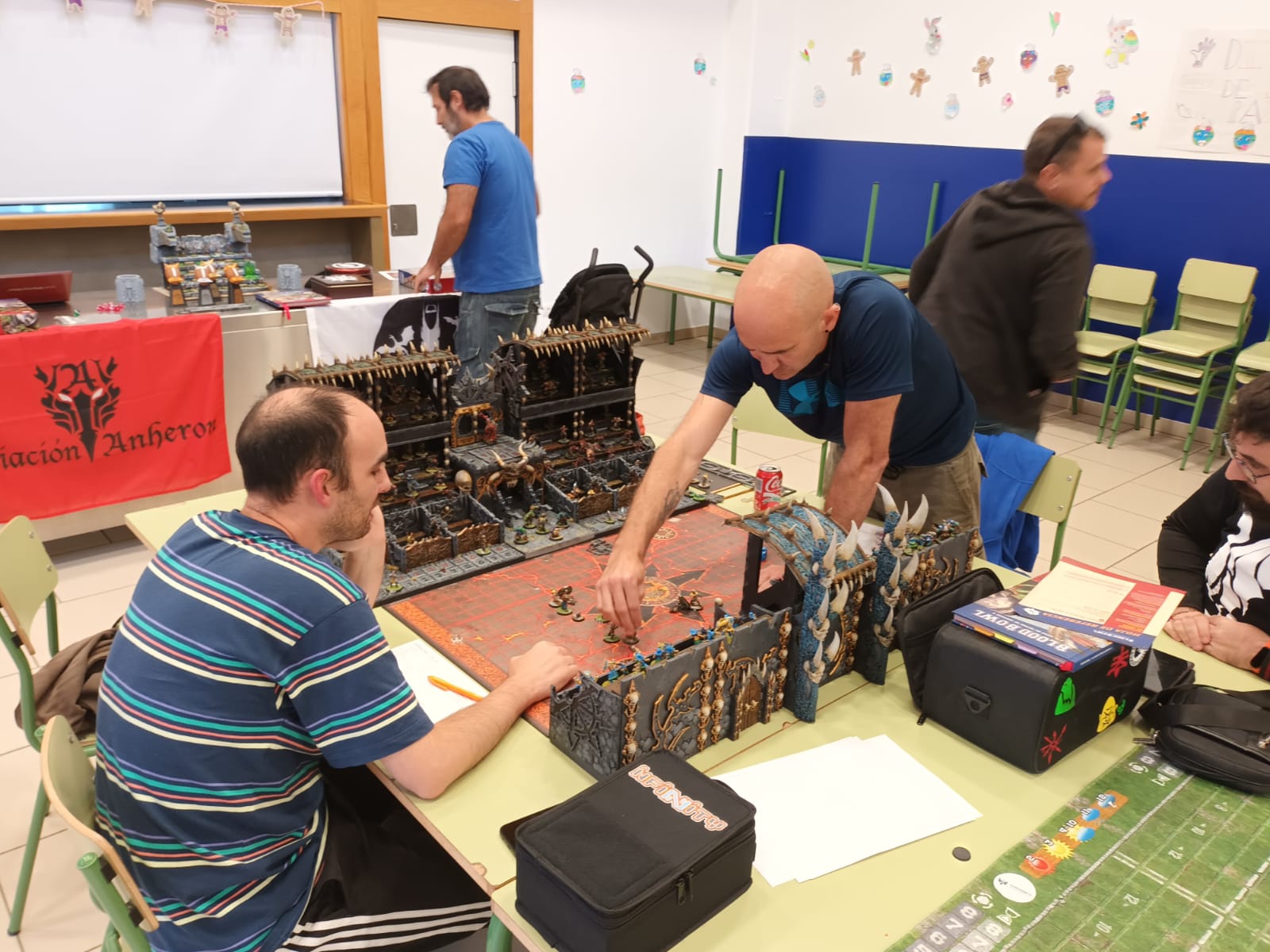 Jóvenes disfrutando de las actividades de ocio y talleres en #Findexoven | L.N.C.