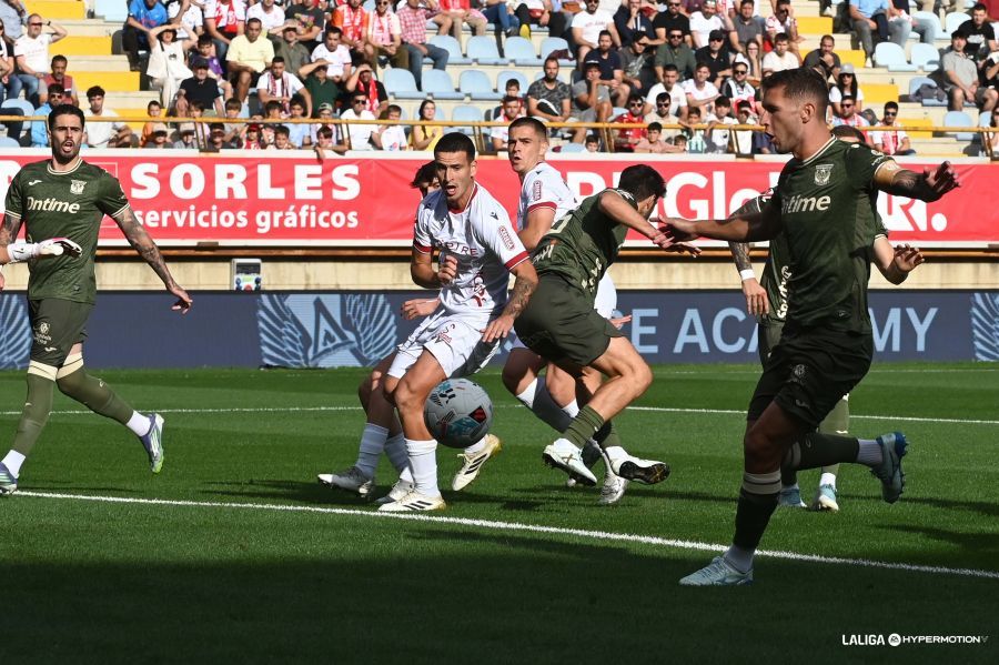 Barzic corta un balón en el partido frente al Leganés. | LA LIGA