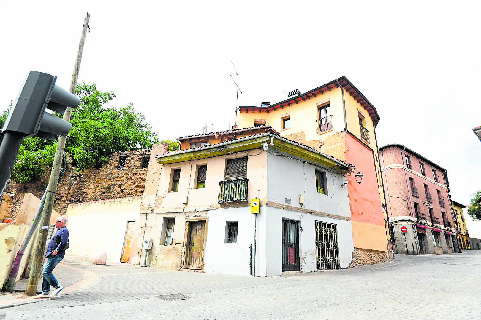 Imagen del edificio ubicado en el número 2 de la calle Las Cercas. | SAÚL ARÉN