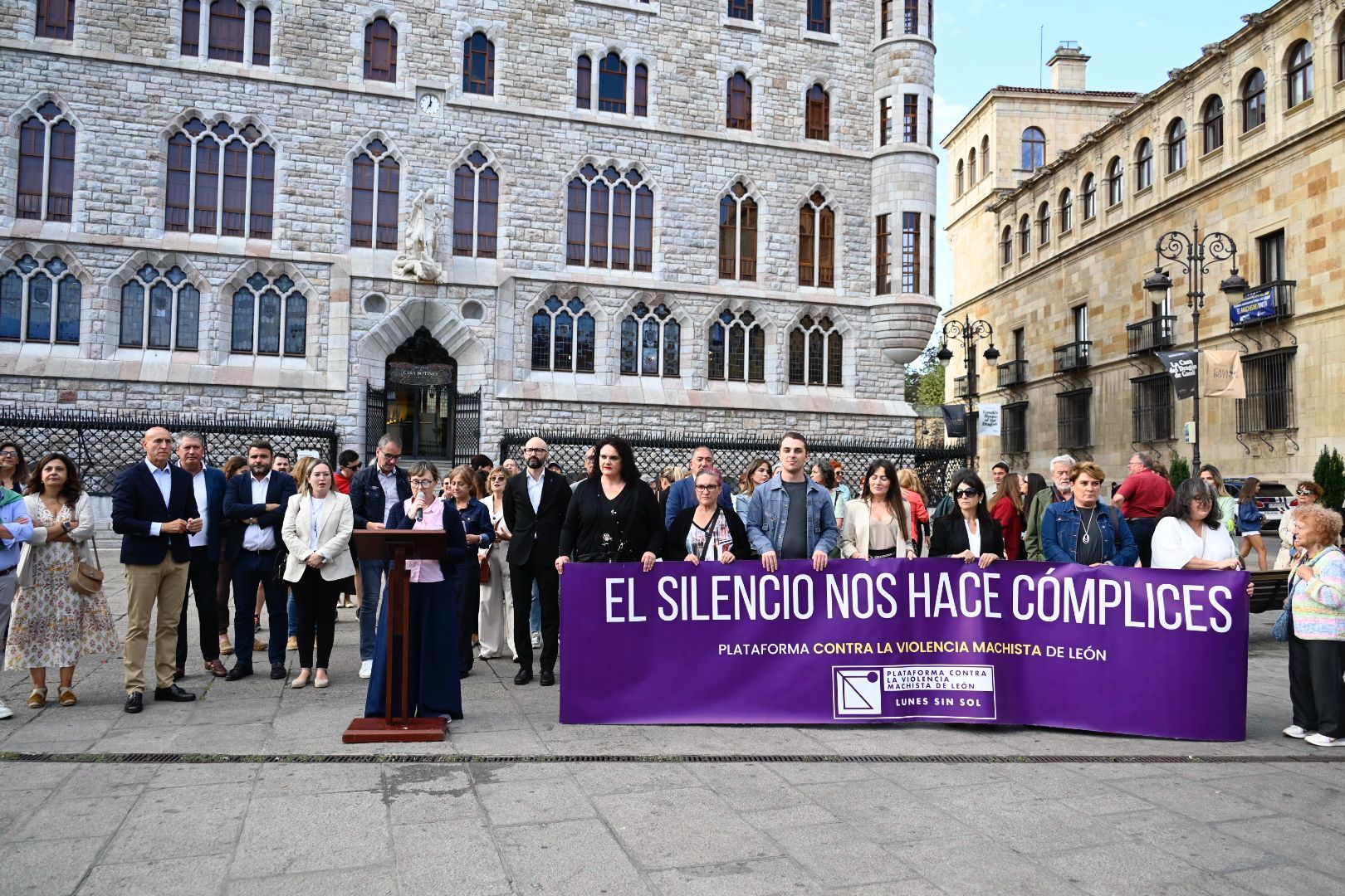 Botines acogió los actos del vigésimo aniversario de 'Lunes sin Sol', que buscan crear conciencia contra la violencia machista. | SAÚL ARÉN