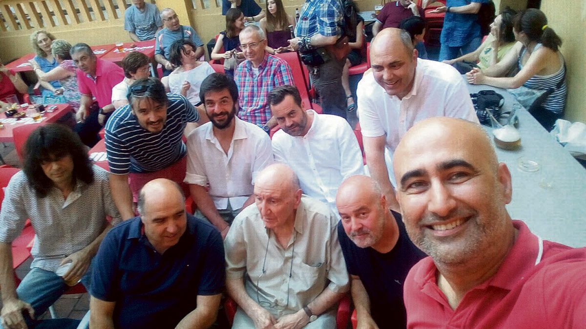 Un momento de la tertulia celebrada ayer en la terraza del bar Benito. | DANIEL MARTÍN