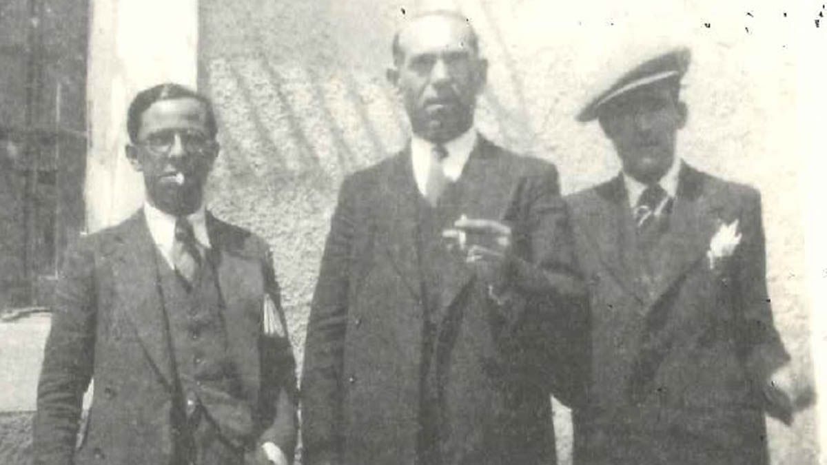 Juan García Arias delante del Ayuntamiento de Ponferrada, fotografía del libro 'Memoria istórica del último alcalde republicano de Ponferrada'