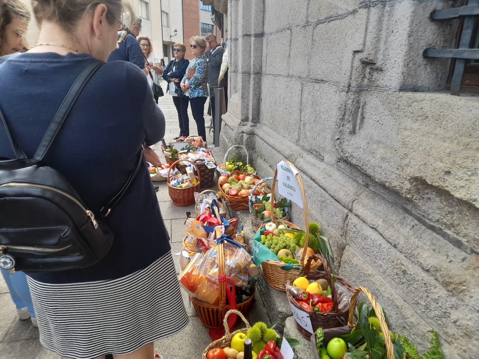 Ofrenda a la Virgen de los pedáneos. | MAR IGLESIAS
