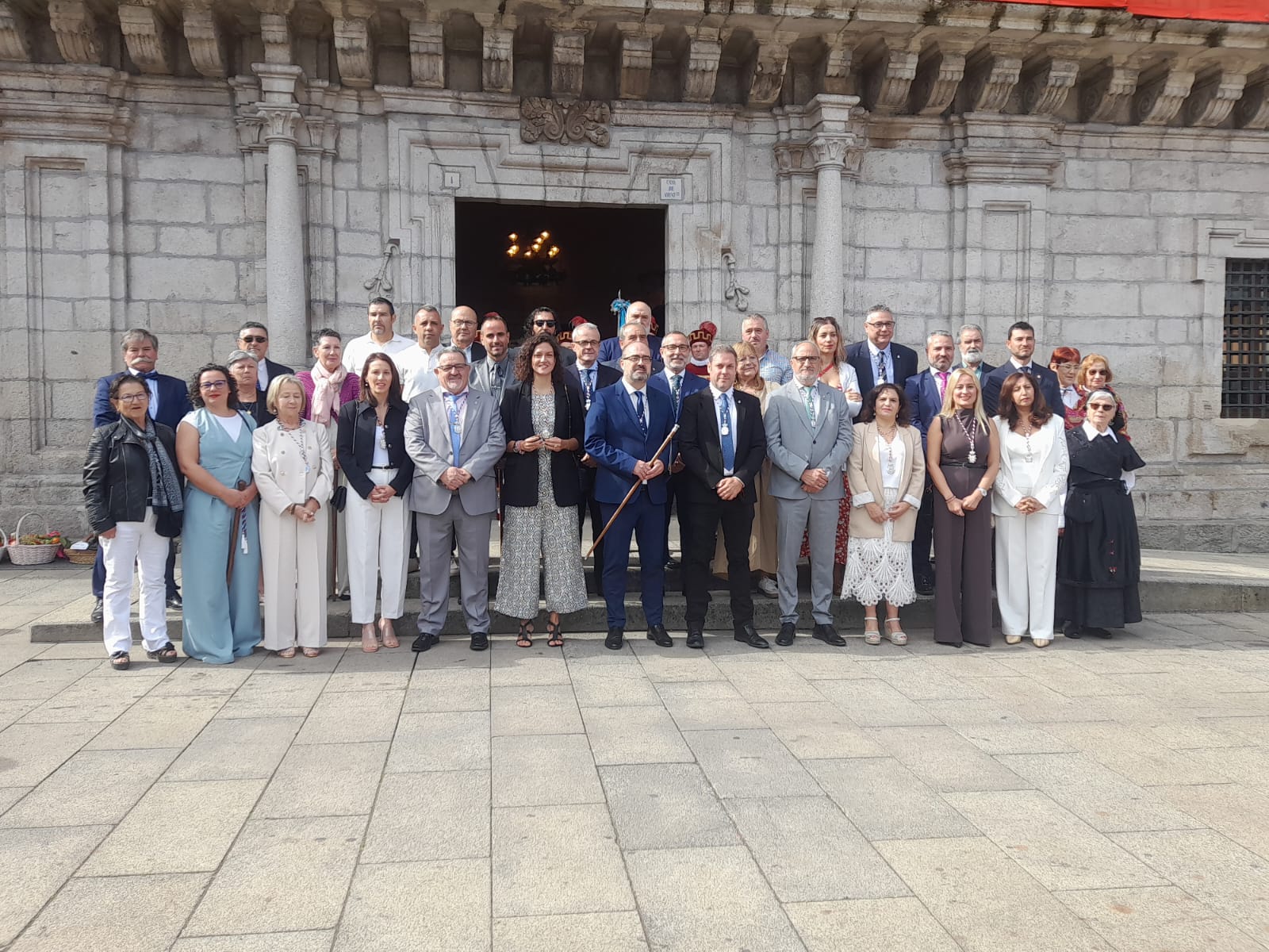 Pedáneos y corporación a las puertas del Ayuntamiento antes de la ofrenda. | MAR IGLESIAS