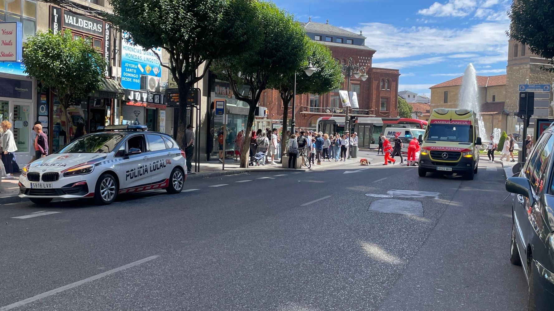 Herida una mujer tras ser atropellada por una bicicleta en la Plaza de Santo Domingo | L.N.C.