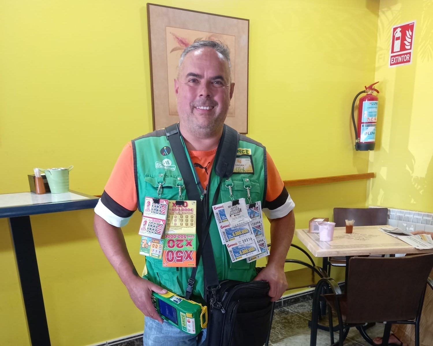 Óscar María Rodríguez Rodríguez, vendedor de la ONCE en Mansilla de las Mulas, que repartió 500.000 euros con el ‘Rasca Gran Cleopatra’ | L.N.C.