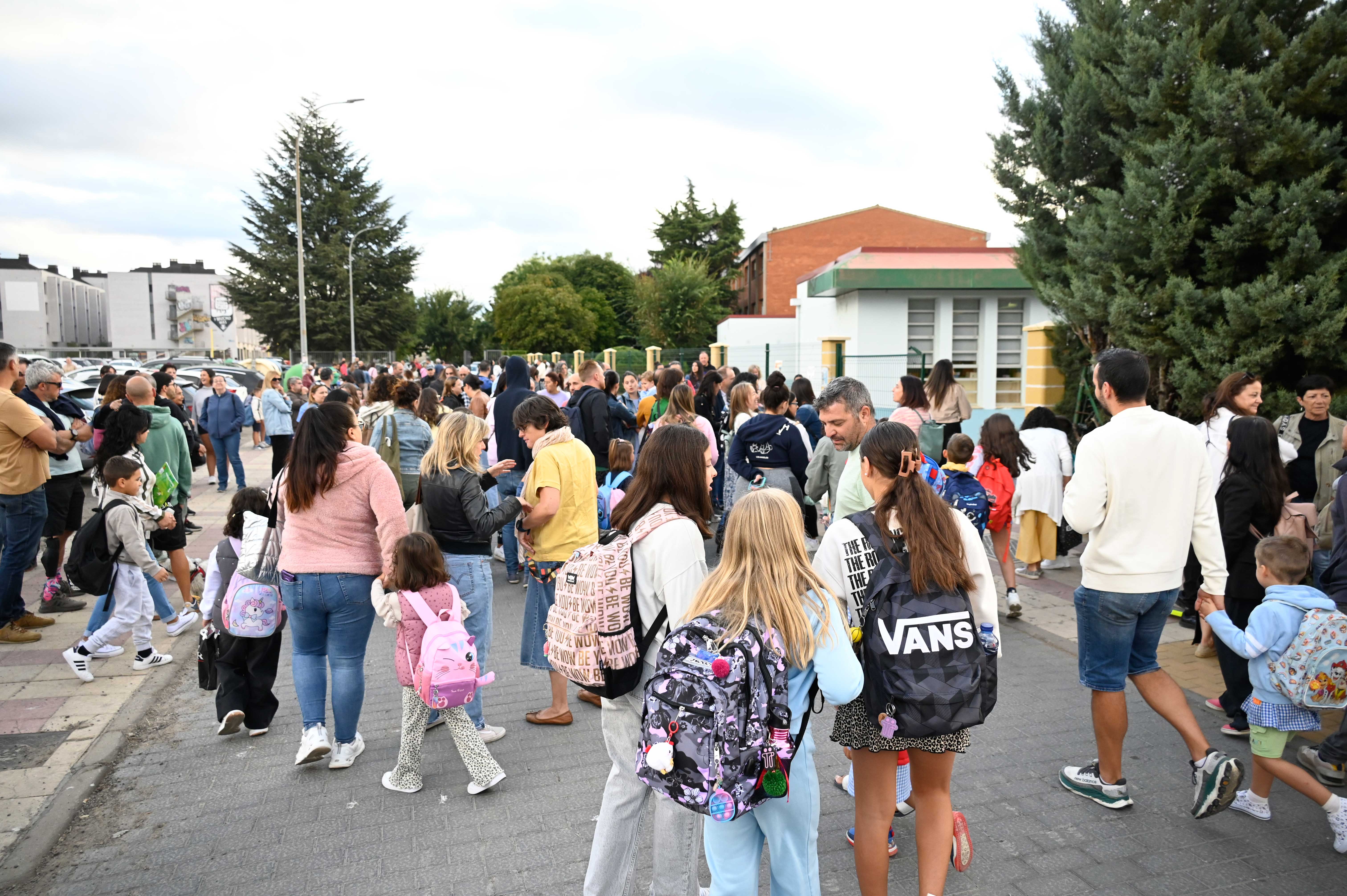 Familias leonesas llevando a sus hijos a clase en la primera jornada lectiva. | SAÚL ARÉN