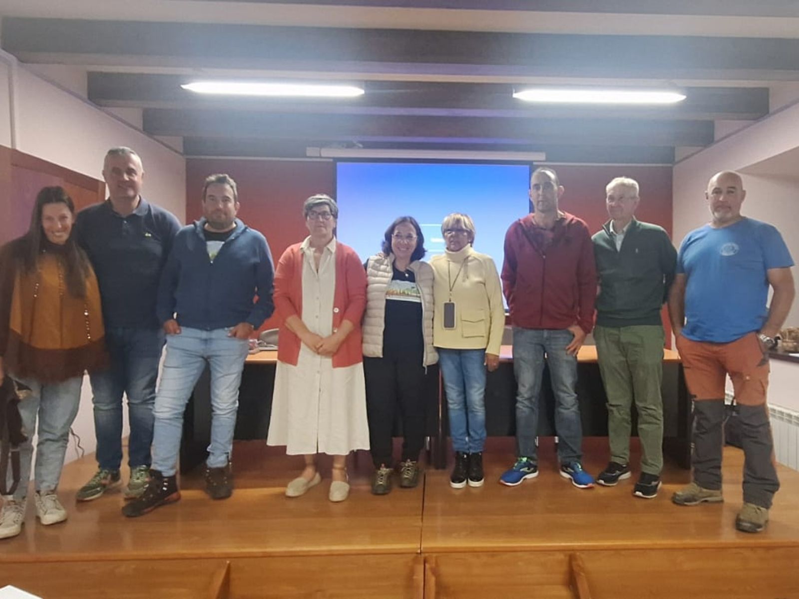 Participantes en la sesión informativa sobre el incendio de Fasgar celebrada en la Casona de Murias | L.N.C.