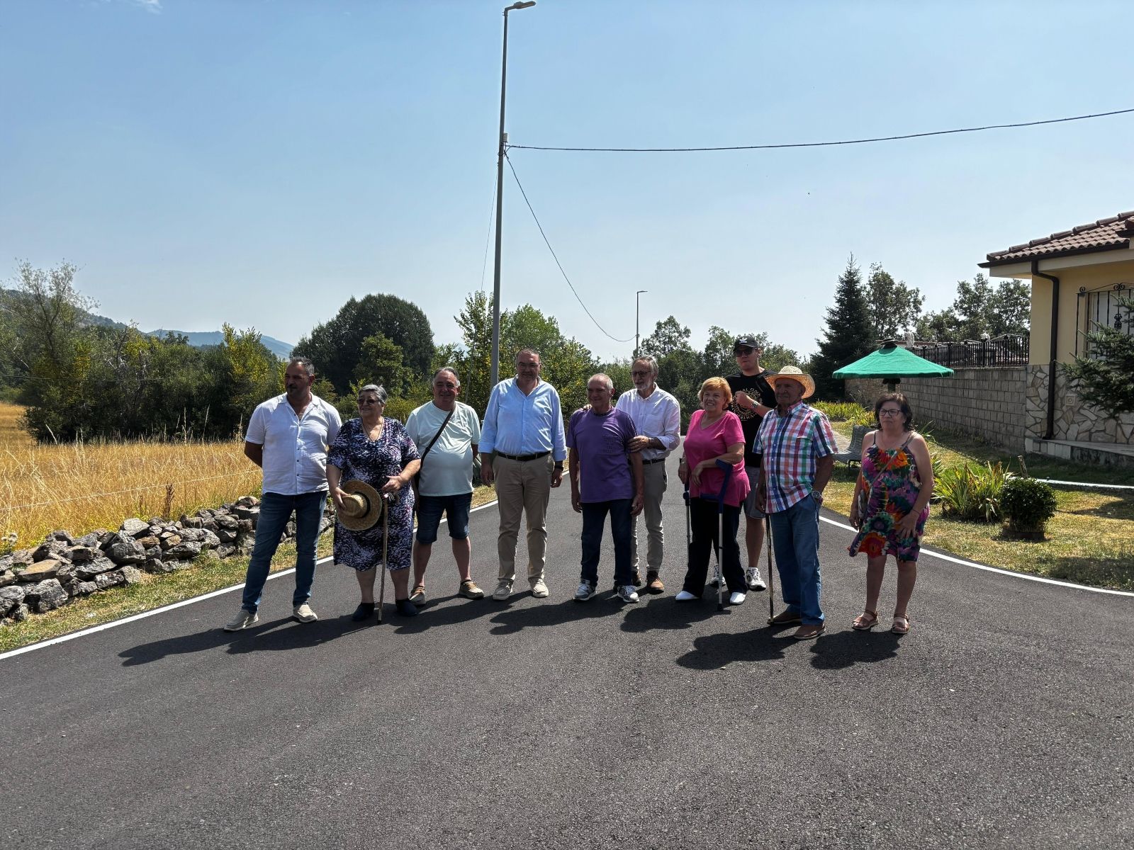 Representantes de la Diputación y de La Ercina en la LE-4613 tras la mejora del acceso a Sobrepeña | L.N.C. Representantes de la Diputación y de La Ercina en la LE-4613 tras la mejora del acceso a Sobrepeña | L.N.C.