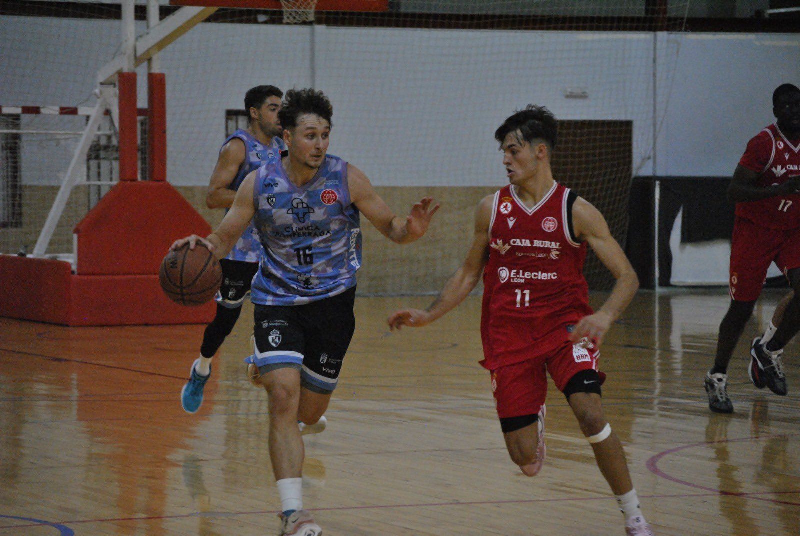 Didac defiende la subida de balón del Ponferrada en el primer amistoso. | BALONCESTOSDP