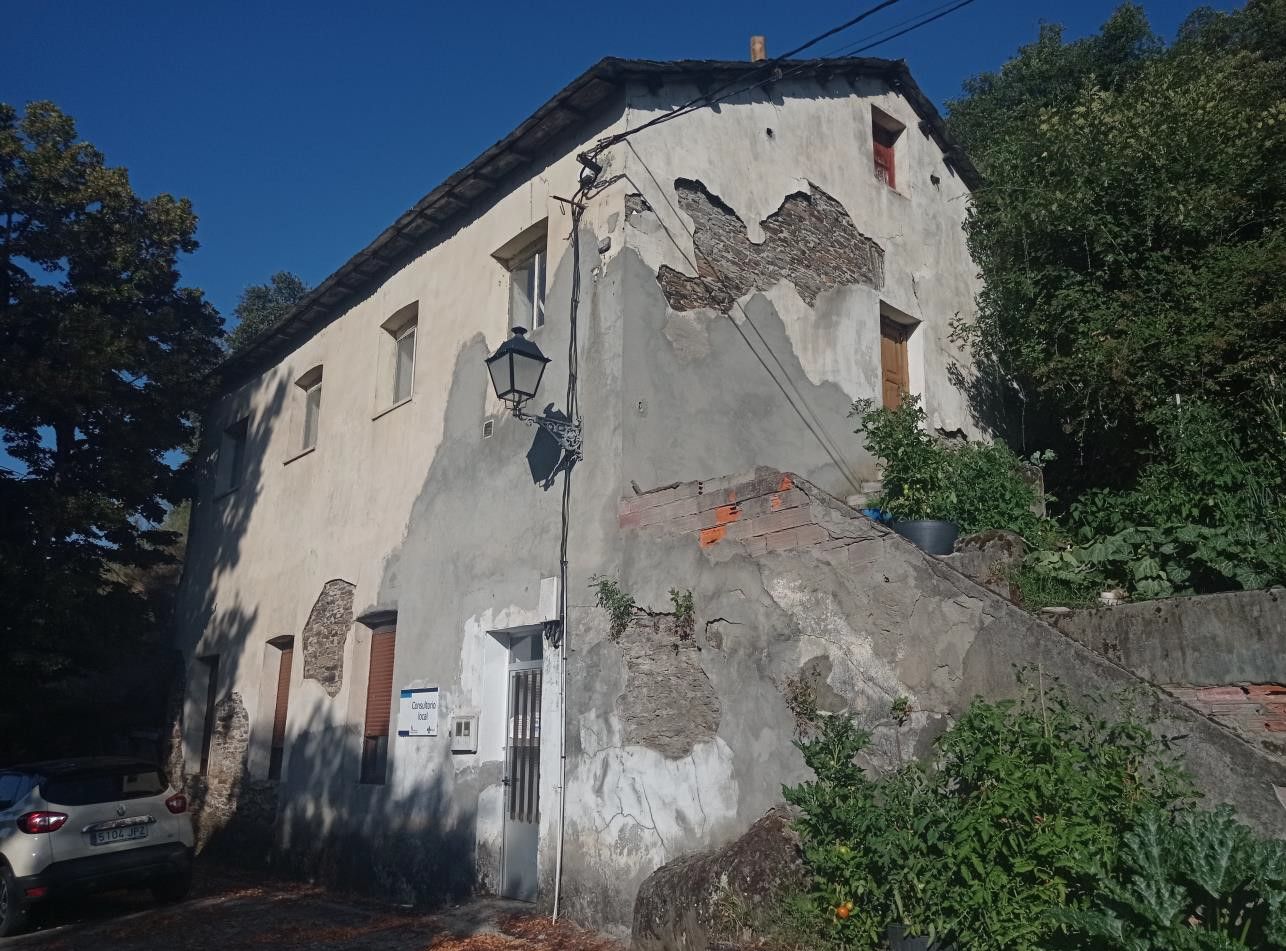 Edificio de las escuelas de Corbón que se rehabilitarán.