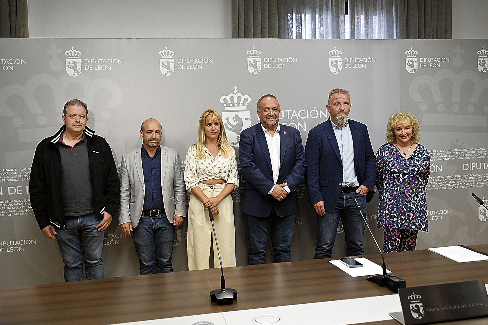 Las Jornadas de Mujer y Montaña se presentaron ayer en la Diputacion con asistencia del presidente, el diputado de Deportes y los organizadores | SAÚL ARÉN