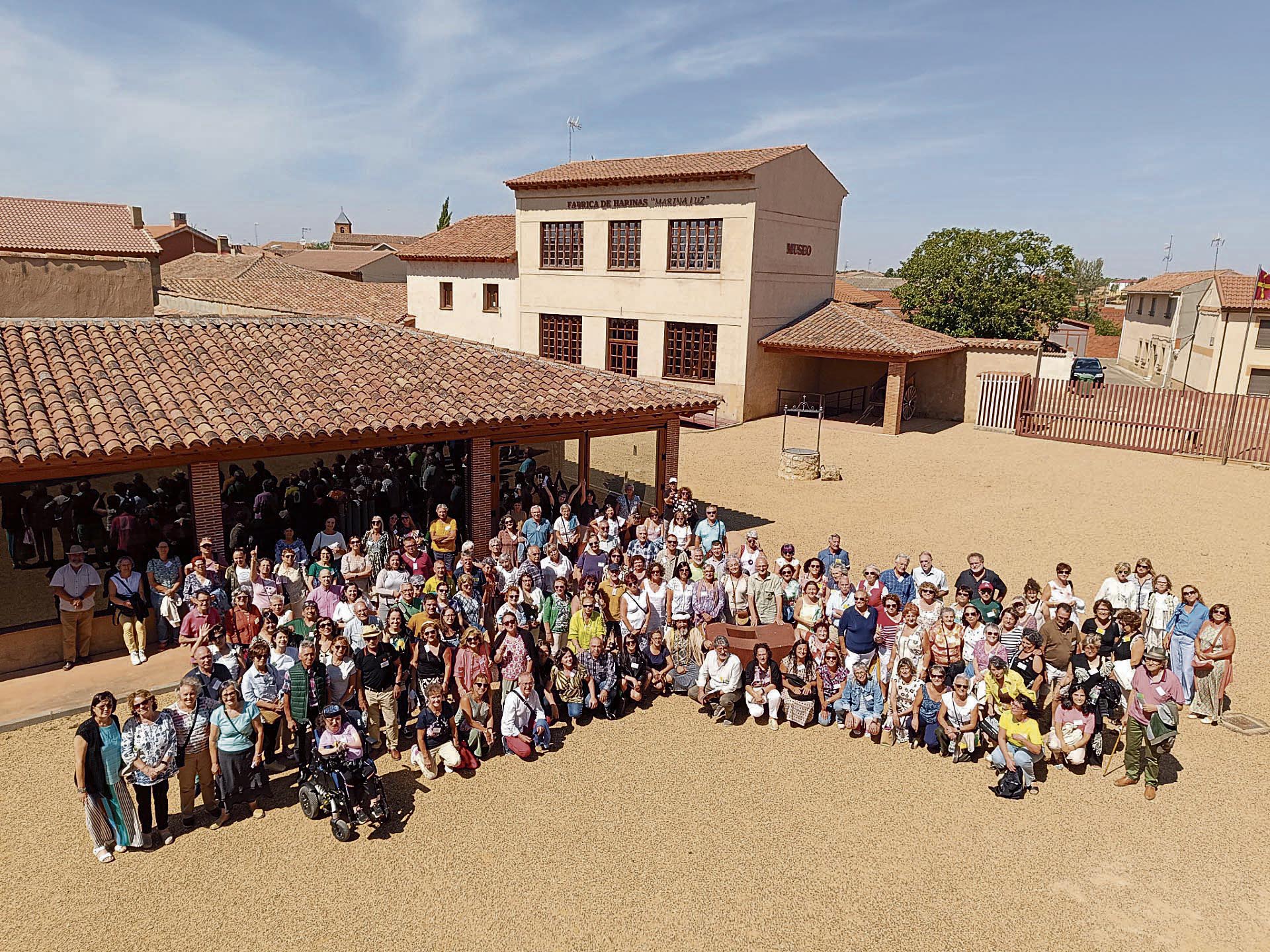 Foto de familia de los integrantes de clubes de lectura en el medio rural que acudieron al encuentro celebrado hace unos días en Gordoncillo | Javier alonso