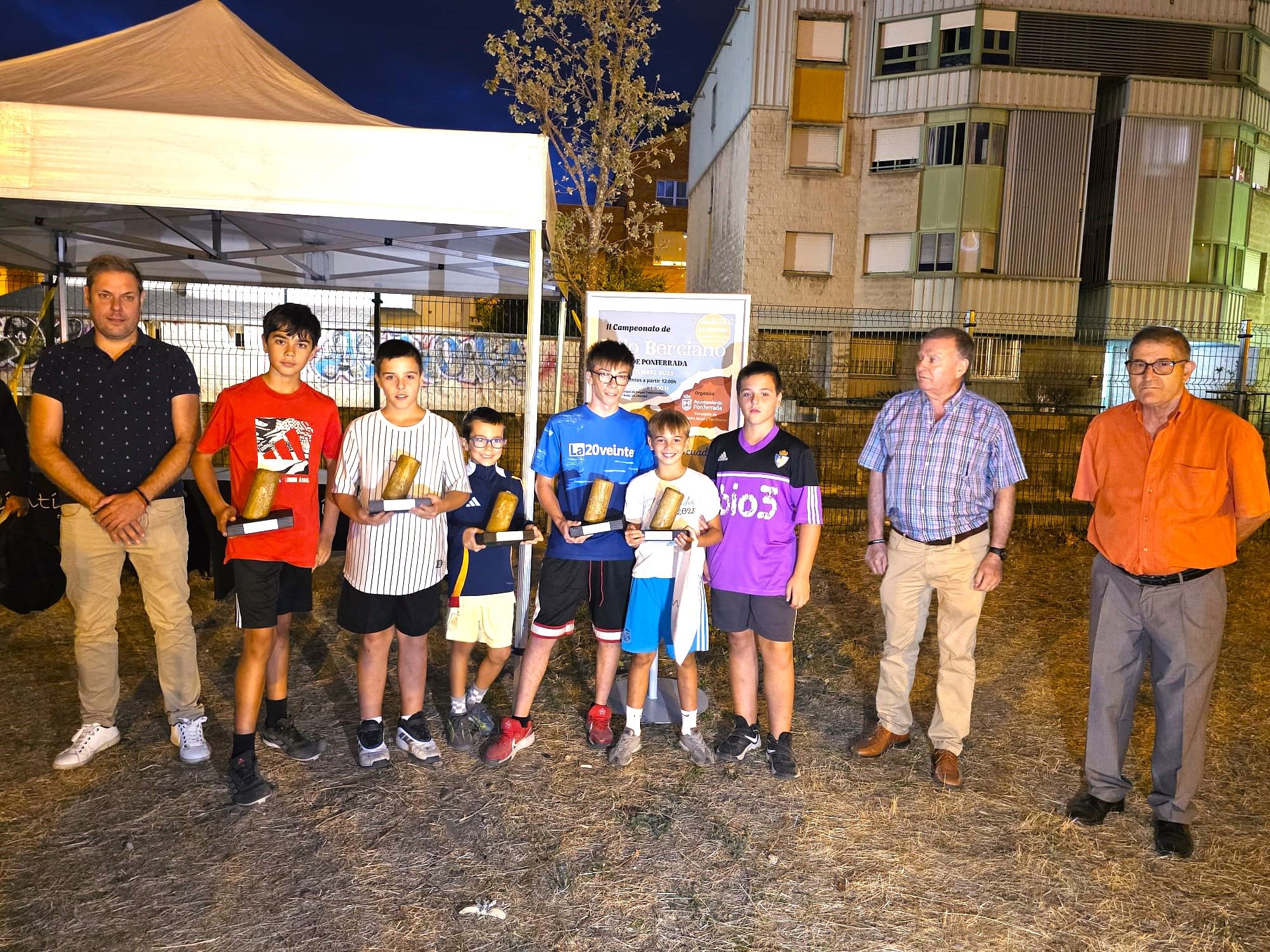 Campeonato infantil junto a Iván Alonso y representantes de la Asociación de Vecinos La Libertad.