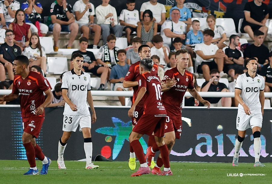 Los jugadores de la Cultural celebran el que aún es su único gol de la temporada. | LALIGA