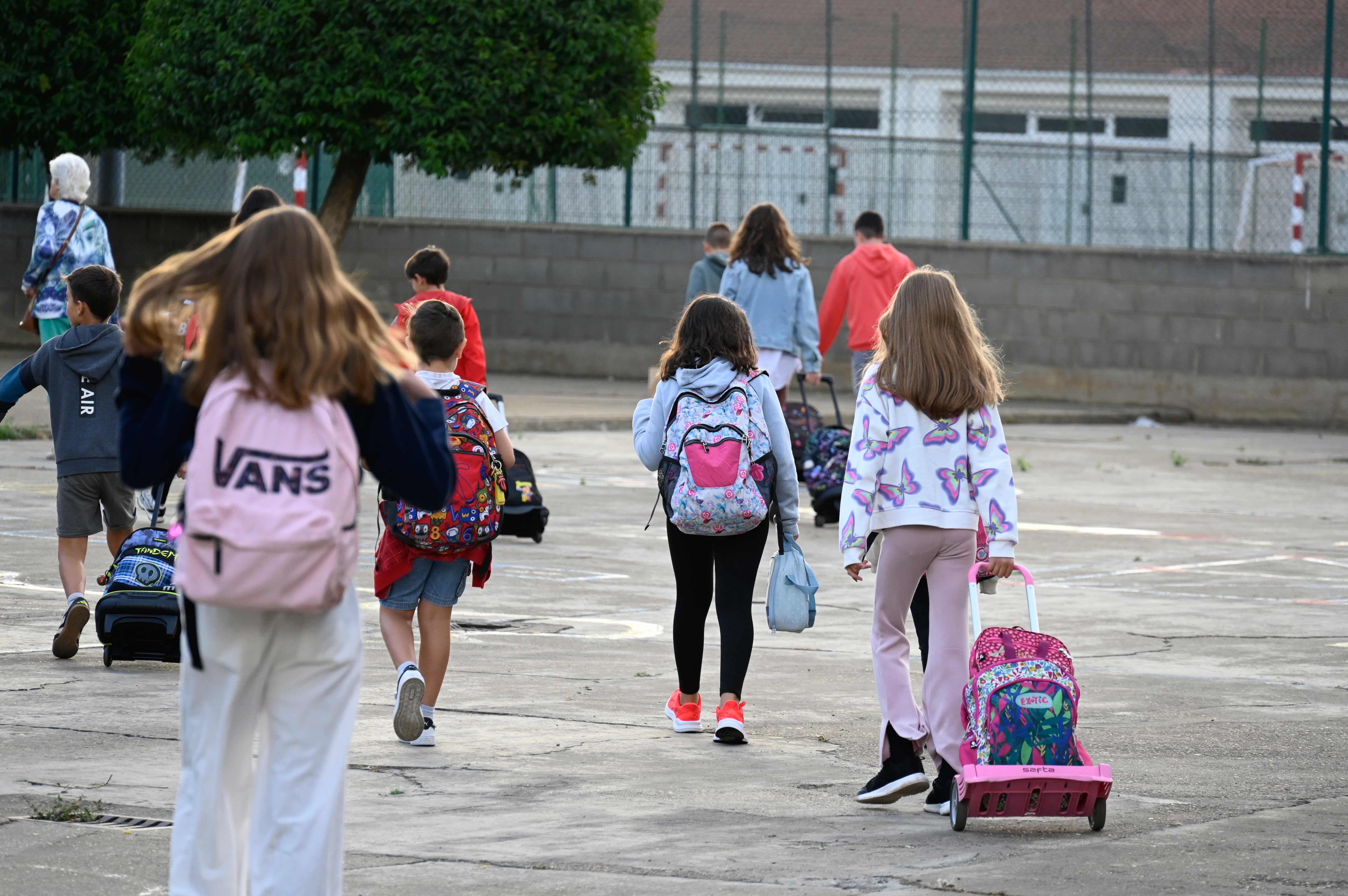 Escolares leoneses en los primeros días de clase de este curso. | SAÚL ARÉN