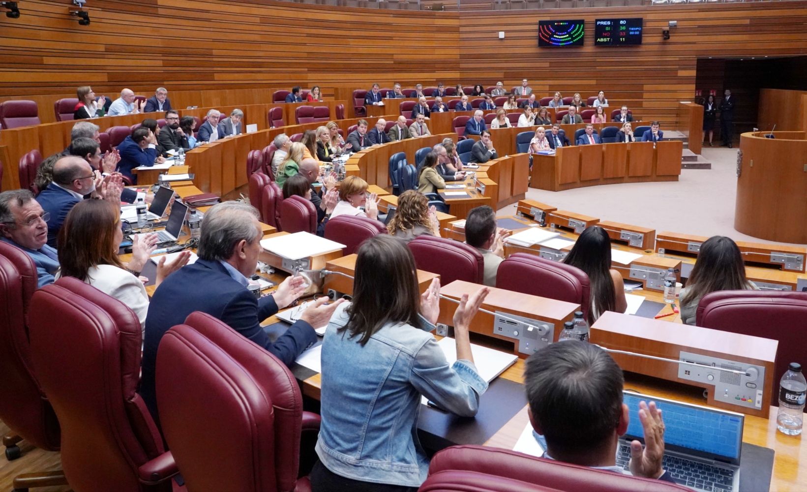 El grupo socialista aplaude el resultado de la votación que aprueba la reprobación del consejero de El grupo socialista aplaude el resultado de la votación que aprueba la reprobación del consejero de