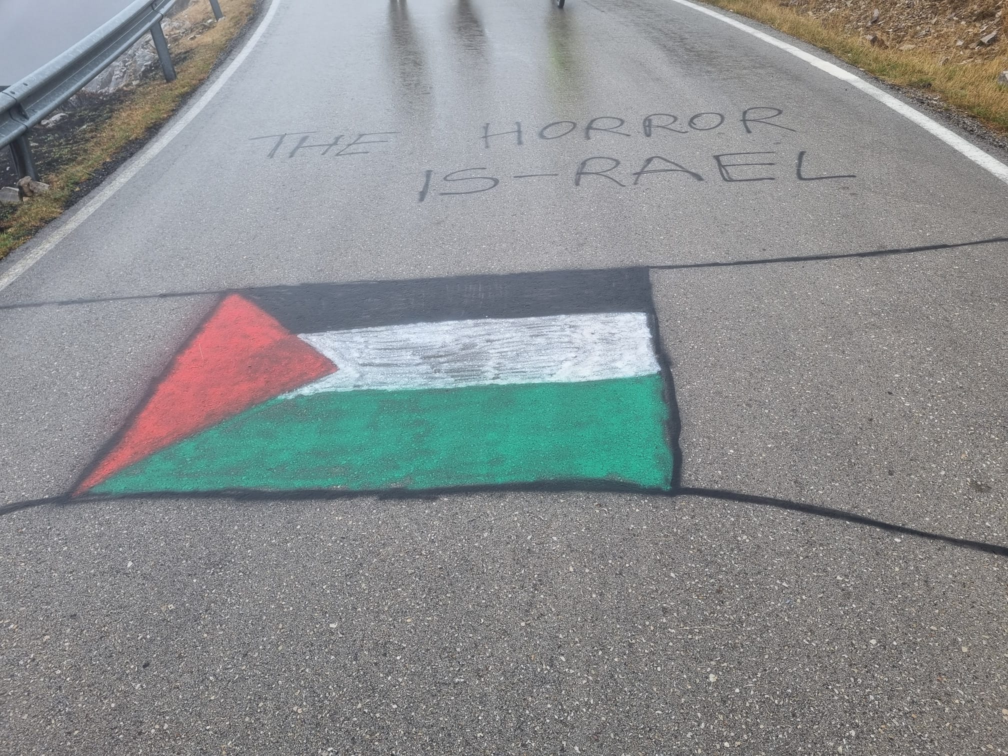 Pintadas en la subida al Morredero. | RAÚL FERNÁNDEZ