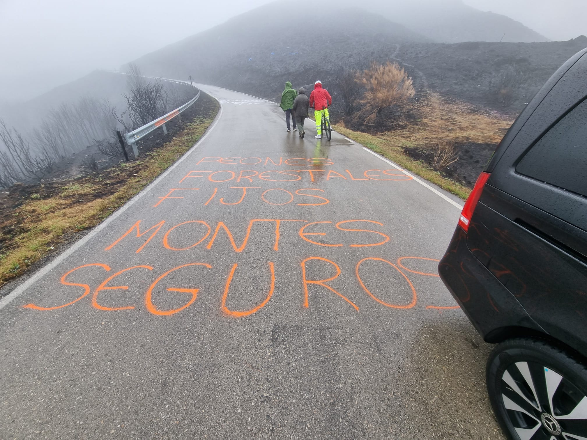 Pintadas en la subida al Morredero. | RAÚL FERNÁNDEZ