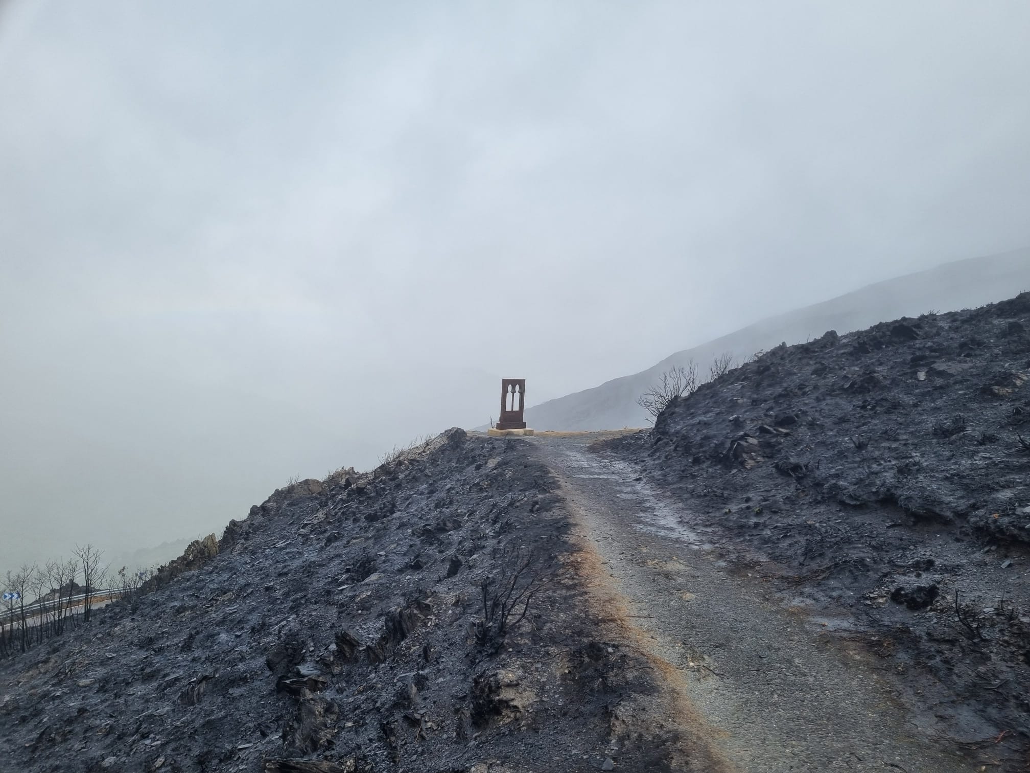 Paisaje calcinado en el final de la etapa. | RAÚL FERNÁNDEZ