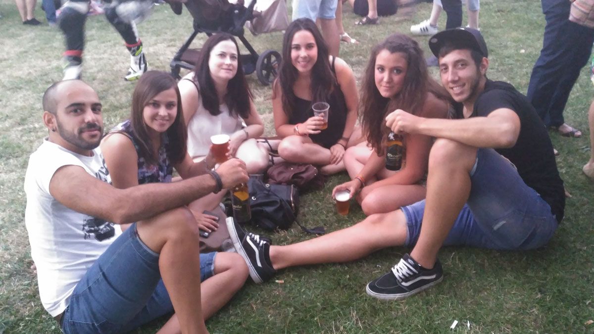 Un grupo de jóvenes, con sus cervezas, disfrutando de la Feria de la Cerveza de Carrizo. | P. FERRERO