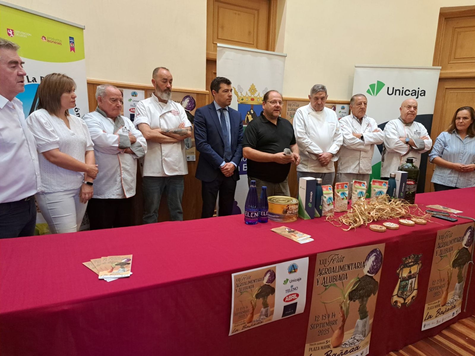 Cocineros, autoridades y organizadores posan juntos en el Ayuntamiento de La Bañeza tras la presentación oficial de la Alubiada 2025 | L.N.C.