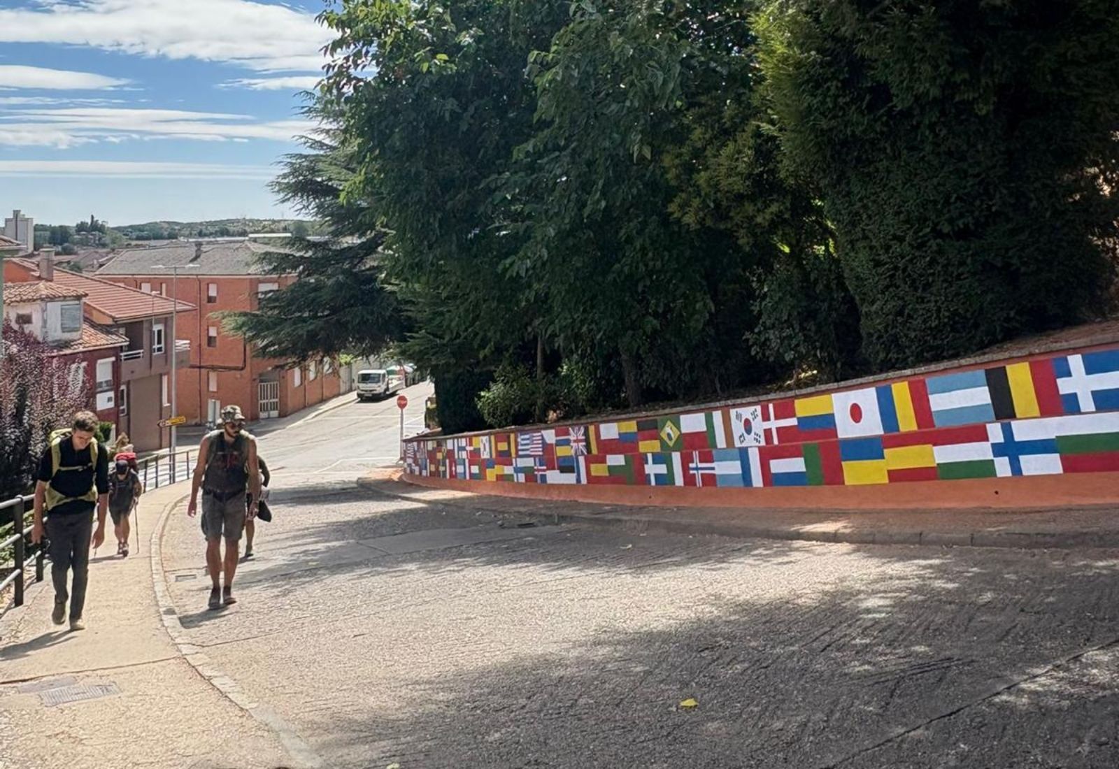 Puerta Sol luce banderas internacionales tras el proyecto de embellecimiento desarrollado en Astorga | L.N.C. 